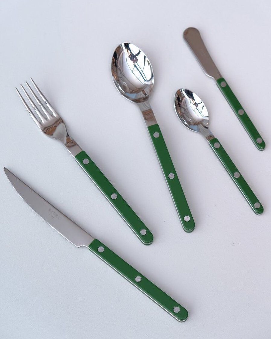 You can change your table game without being too dramatic. Our emerald cutlery is a hint of difference on your table.