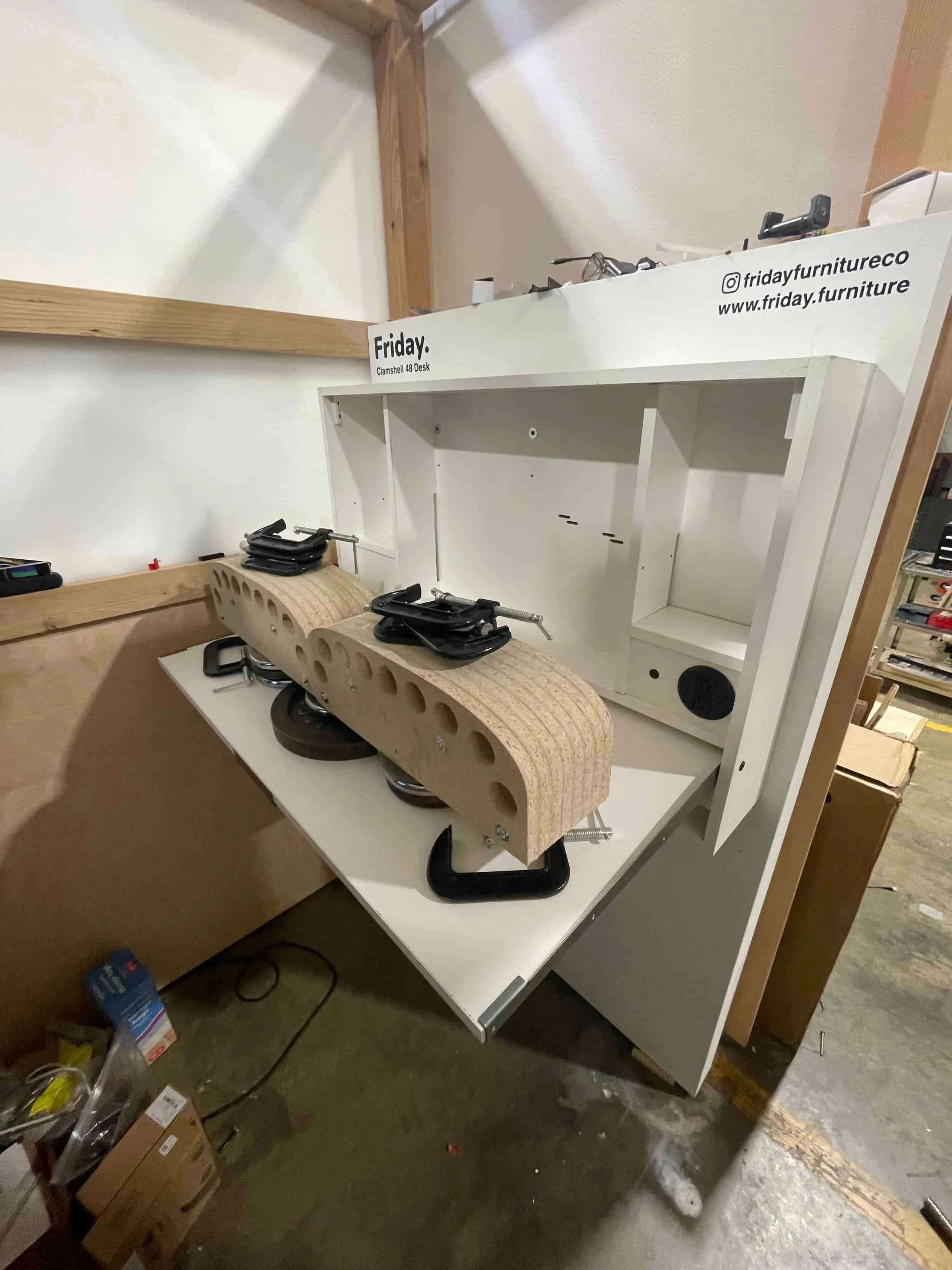 Razorclam murphy desk loaded with 150 lbs of weight