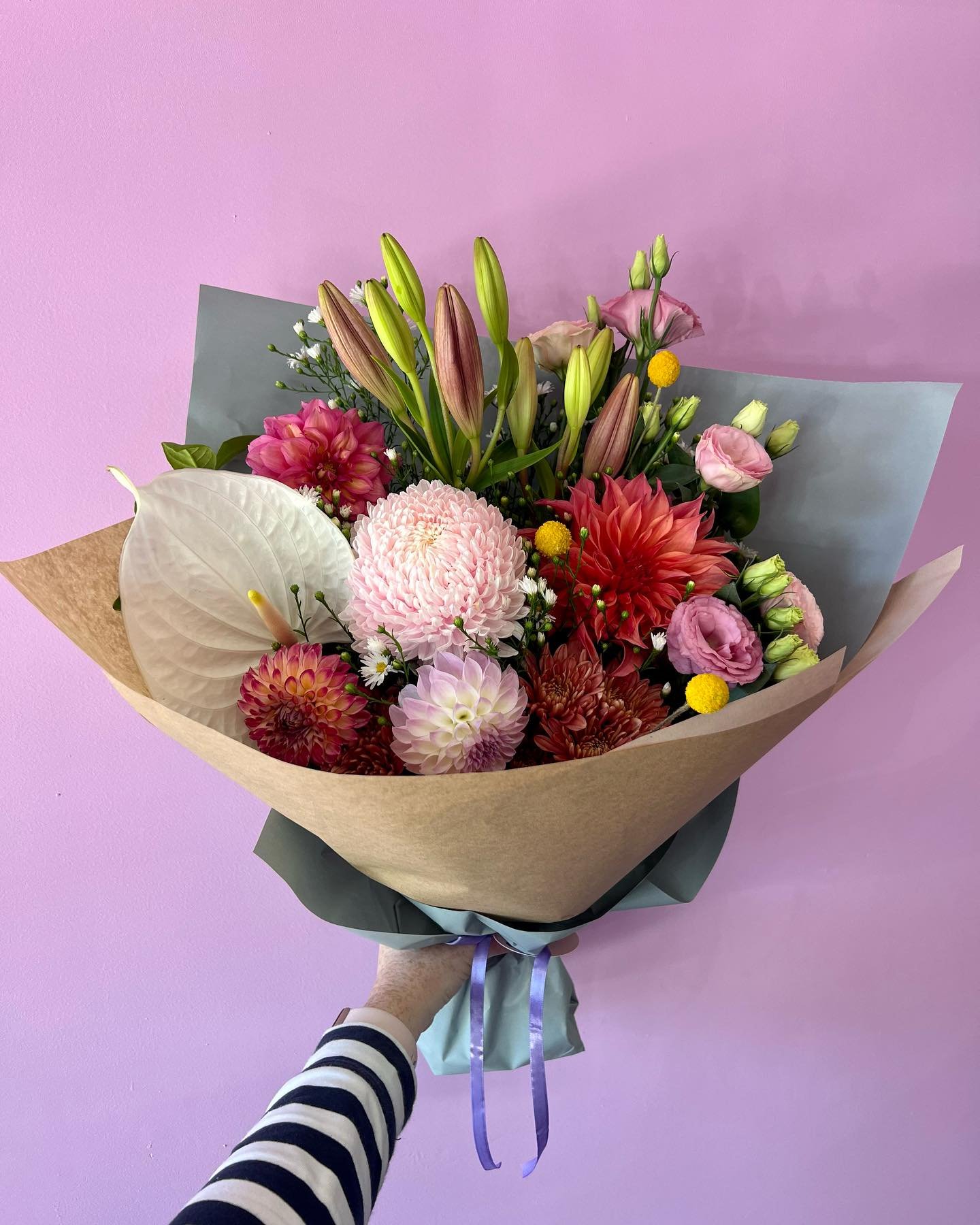 Another HUGE week this week pumping out some magic&hellip; sneaking some @lachikkylifestyle wrapping paper into some of these bouquets 💐🤍 Have a fabulous weekend everybody 😊🌼