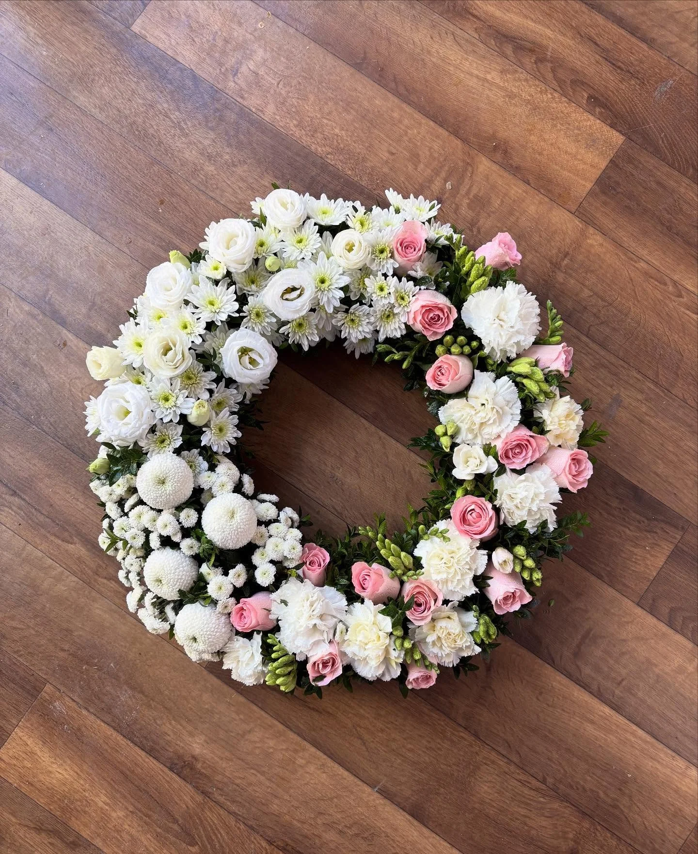 A custom wreath is always a favourite in the studio ❤️&zwj;🔥

🎀🧚&zwj;♀️ THIS WEEKS HOURS 💖✨
Tuesday 16th - CLOSED 
Wednesday 17th - 9am to 5pm 
Thursday 18th- 9am to 5pm 
Friday 19th- 9am to 5pm 
Saturday 20th- 9am to 12pm