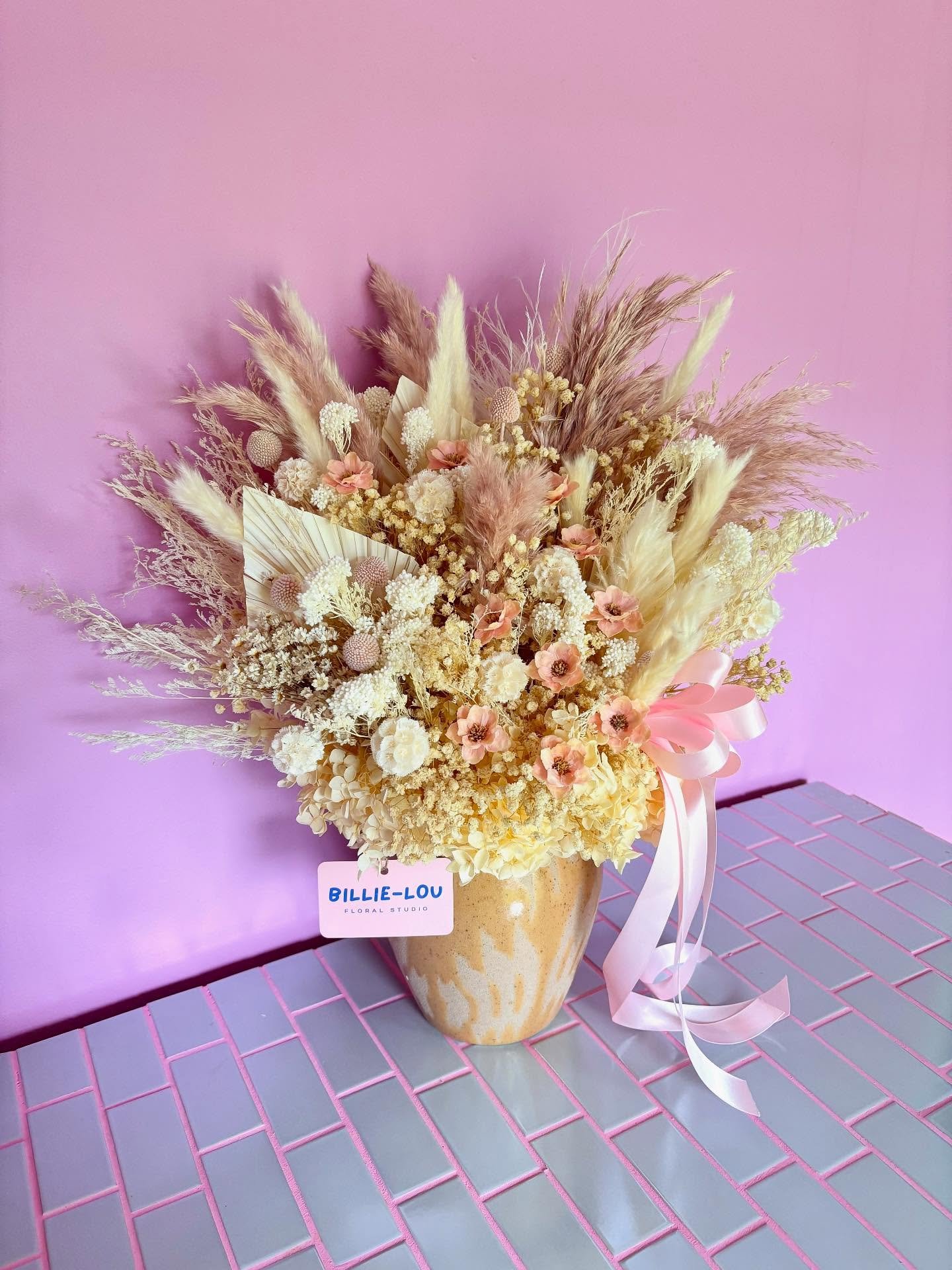 Ohhh I just love a preserved arrangement 😻
This one was heading out to a gorgeous newly engaged couple 💍💖

Ps. Hours for this week 🤗
Tuesday 4th, Melbourne Cup 🏆 CLOSED 
Wednesday 5th, 8:30am to 1pm 
Thursday 6th, 9am to 5pm
Friday 7th, 9am to 5