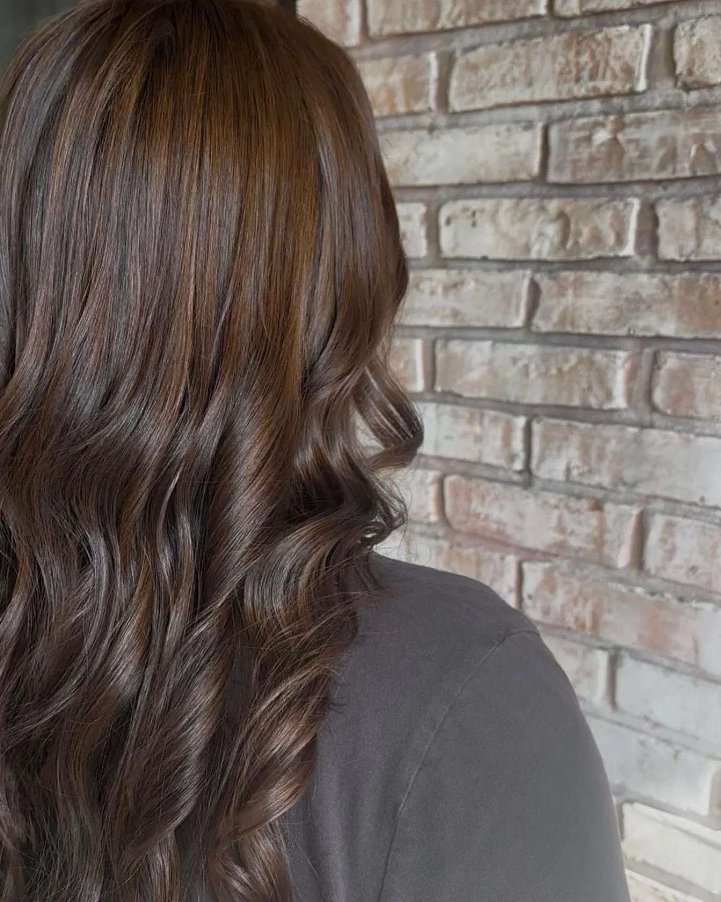 Rich, dimensional brunette with soft movement 🤎

Good hair doesn&rsquo;t always need to shout &mdash; sometimes it just needs to look expensive.

To get this look, book with @hair.by.bren_ 

#UndergroundSocial #JacksonMSHair #BrunetteHair #Dimension