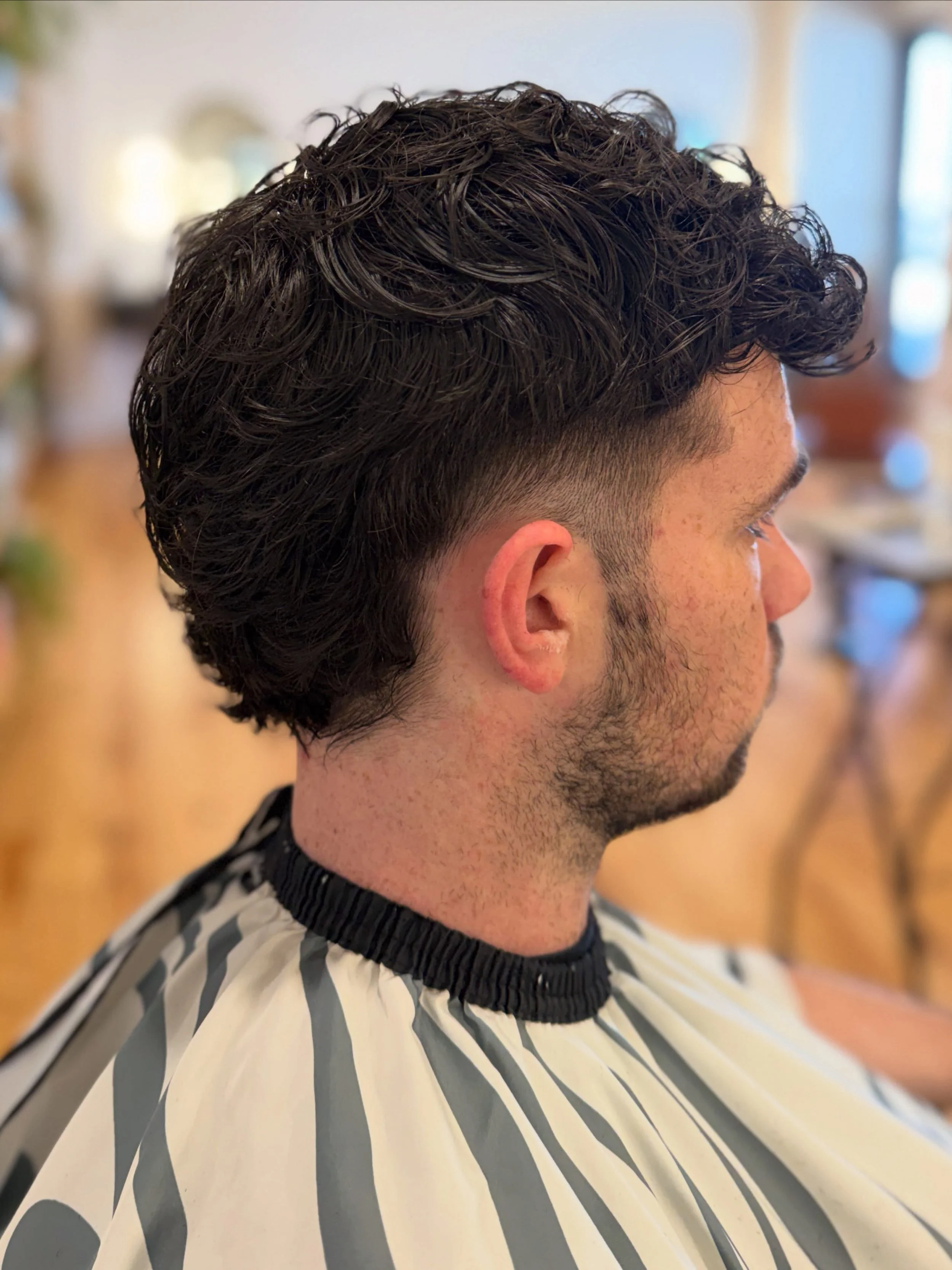 Texture, shape, and a clean finish. ✂️

Kept the length, cleaned it up, and let the natural texture do its thing.

Book your next cut at Underground Social.

#UndergroundSocial #JacksonMSBarber #JacksonMSHair #MensHair #MensHaircut