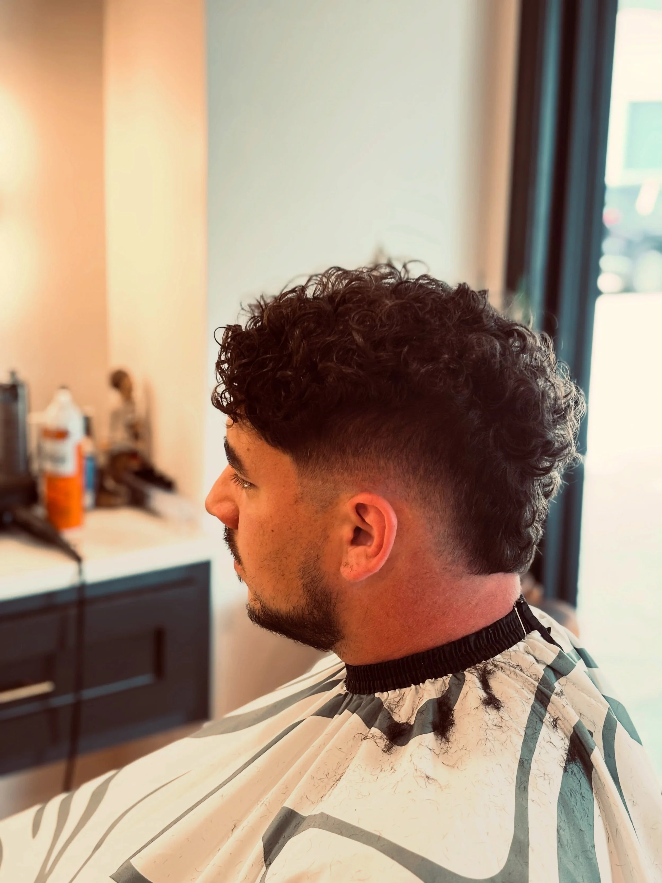 Clean fade, kept the texture, easy to wear.
Cut by @chanthebarber_1
