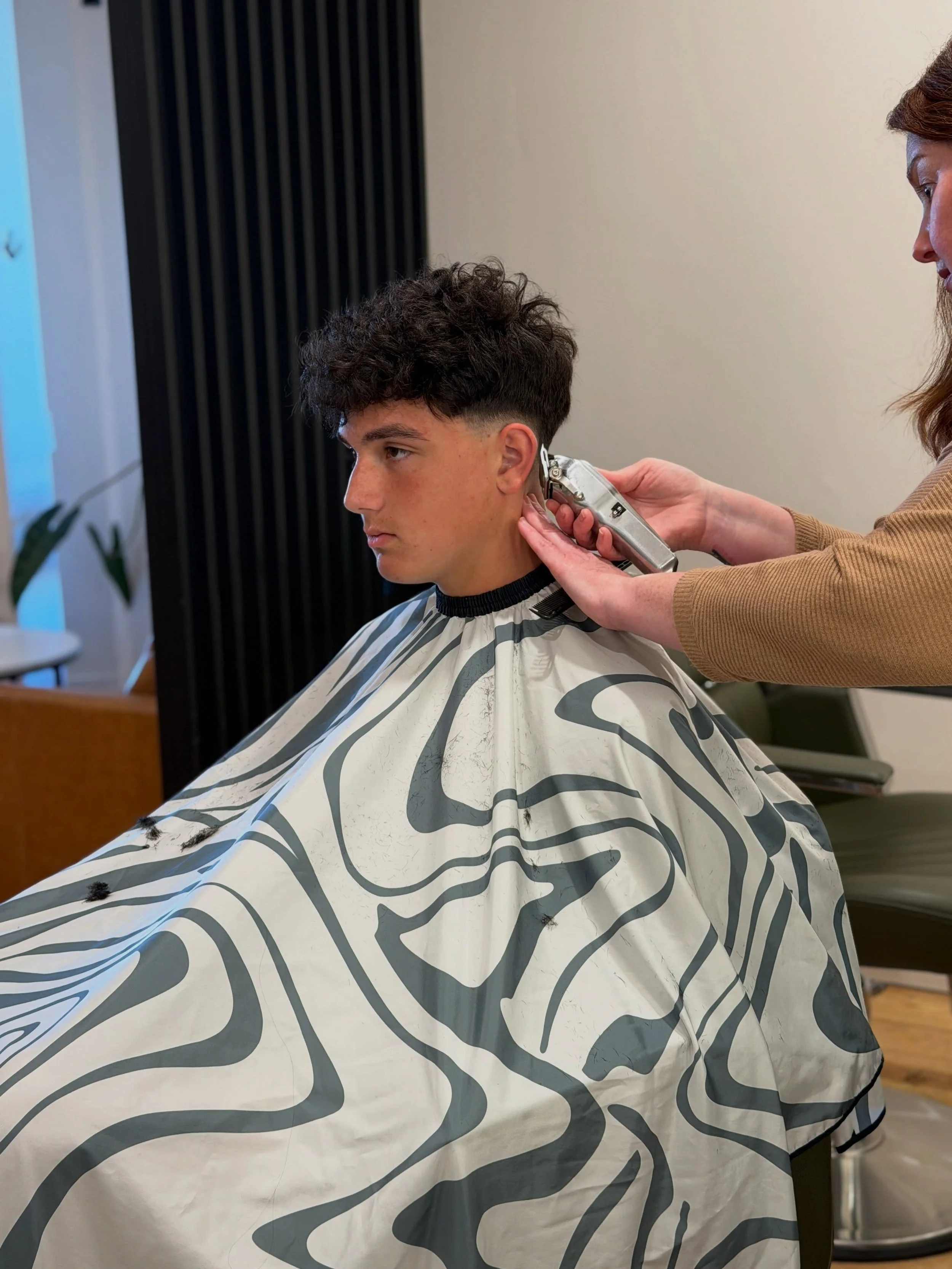 A little bit of everything, and a whole lot of talent! 

From precision fades to custom color, versatility is what we do.

Shana, our owner, showing off her barbering skills!

#UndergroundSocial #JacksonMS #JacksonBarber