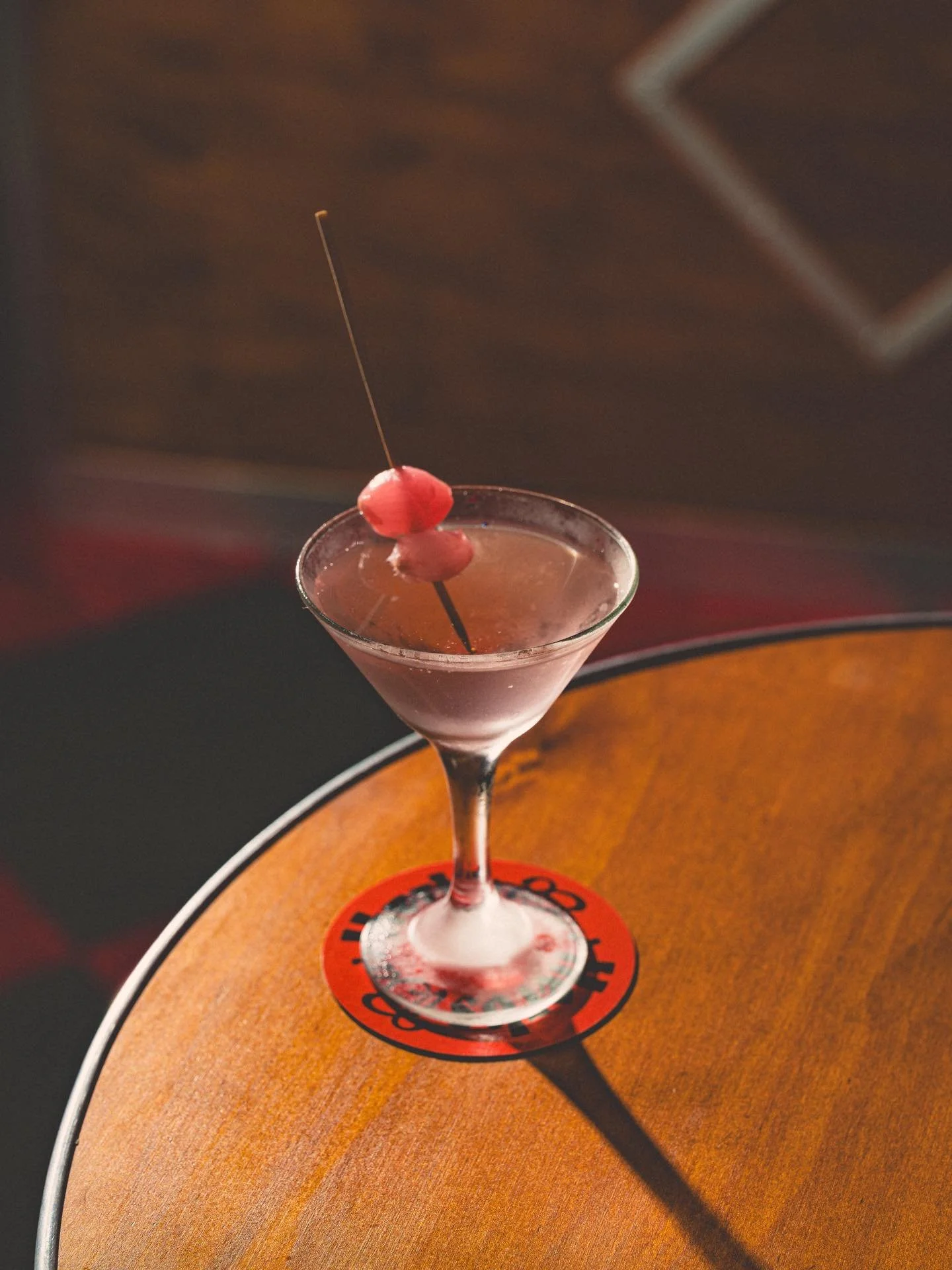The Gibson 🍸

Gin, Vermouth, Rosemary, Pickled Onions 

The Gibson is actually one of the earliest riffs on a martini, some think it was made as early as the 1890&rsquo;s. No matter how old it is, it is a super fresh super tasty cocktail. We dye our