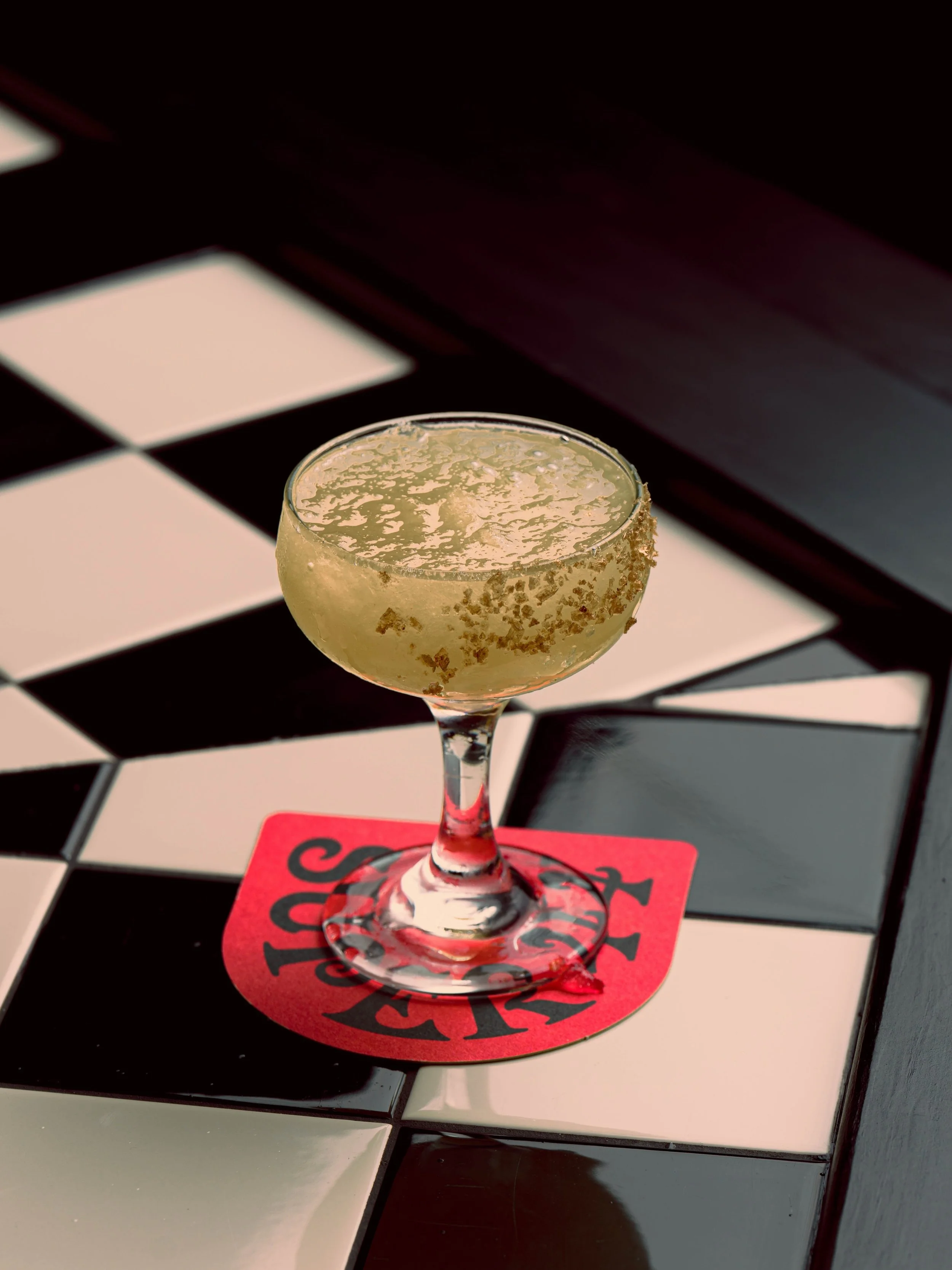 BEESTING 

Tequila, Pechuga, Lime, Hot Honey 

A Spicy Margarita menu favourite. Sweet, with a hint of spice. 

#Super44