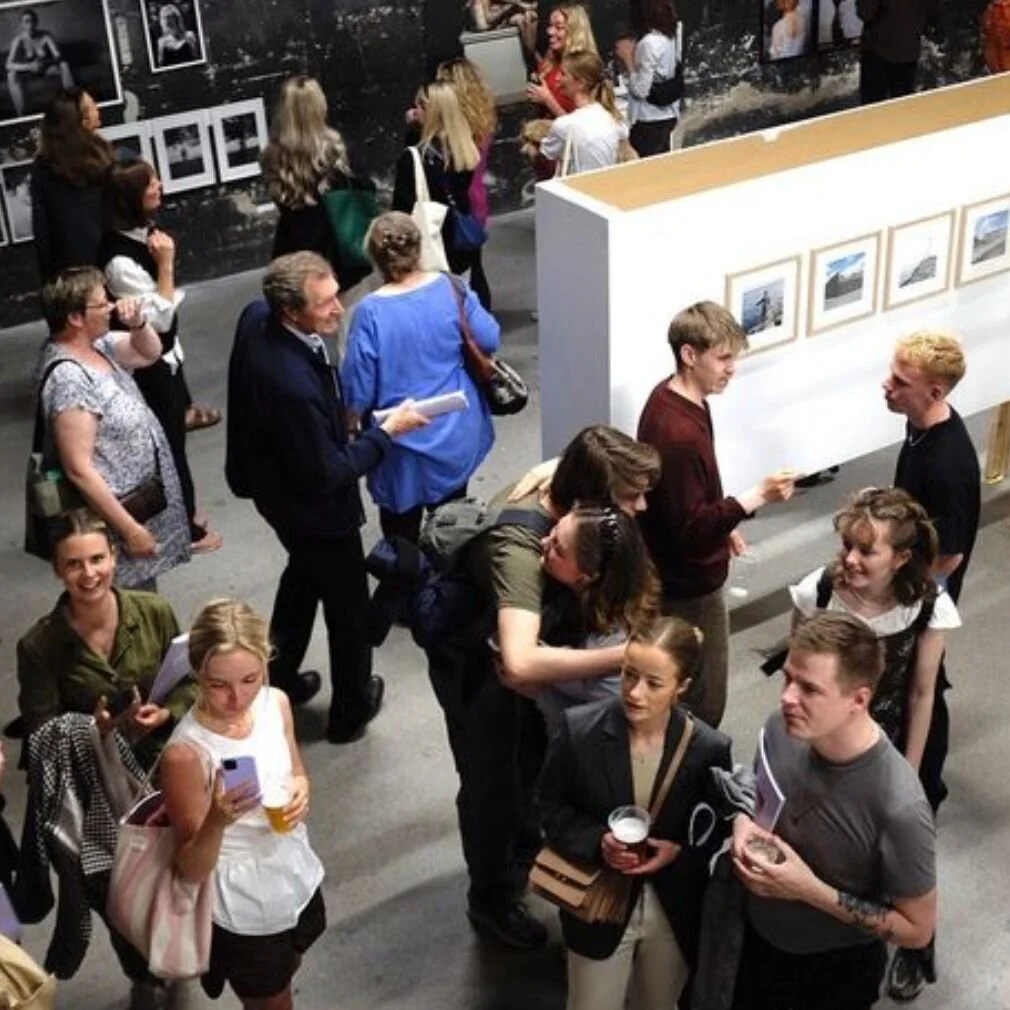 Vi bliver dygtigere til det, vi vil v&aelig;re gode til&hellip;

F&oslash;lg med i elevernes hverdag p&aring; tv&aelig;rs af dagh&oslash;jskolerne i K&oslash;benhavn, hvor kreativitet, diversitet, kunst, kultur, l&aelig;ring og netv&aelig;rk b&aring;