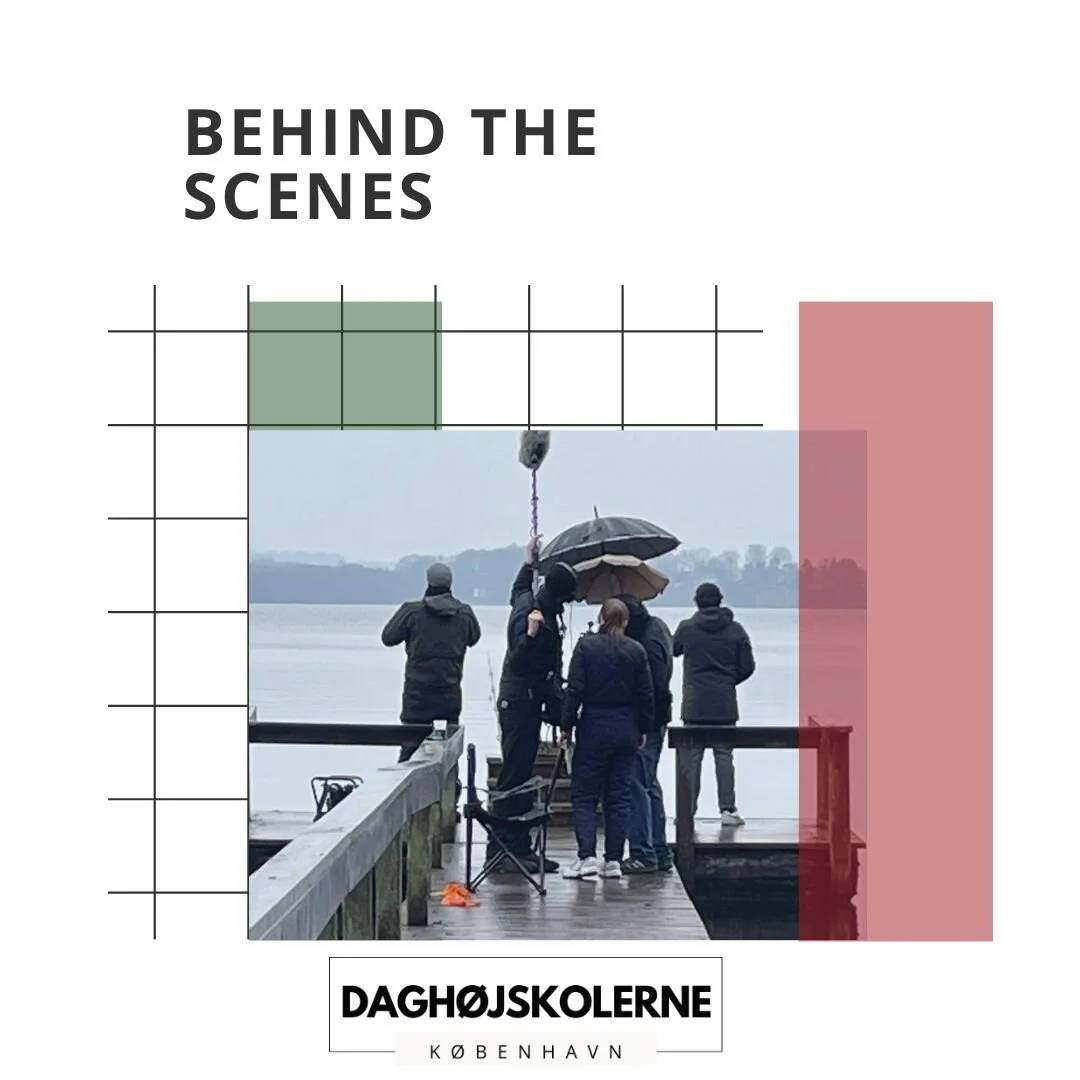 Behind the scenes, n&aring;r KBH Film og Fotoskole sl&aring;r sig l&oslash;s. 

F&oslash;lg med i elevernes hverdag p&aring; tv&aelig;rs af dagh&oslash;jskolerne i K&oslash;benhavn, hvor kreativitet, diversitet, kunst, kultur, l&aelig;ring og netv&ae