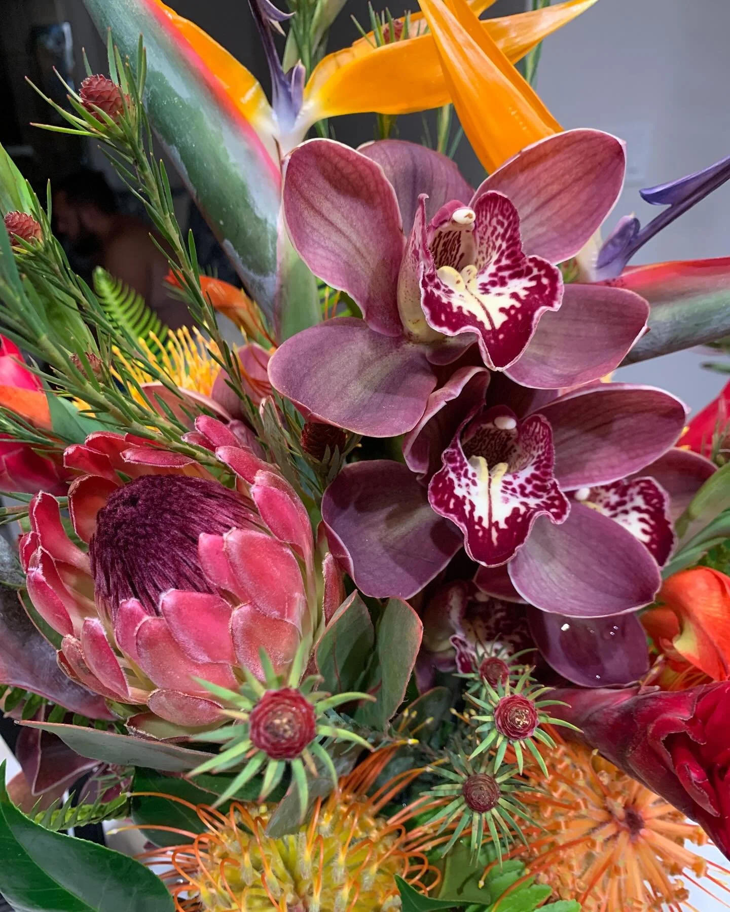 Tropical colors ✨🥰 we love protea.
.
.
.
#hawaiiflorist #mauihawaii #flowers #hawaiiweddings #mauiflowers #mauiweddings #lulaleihawaii