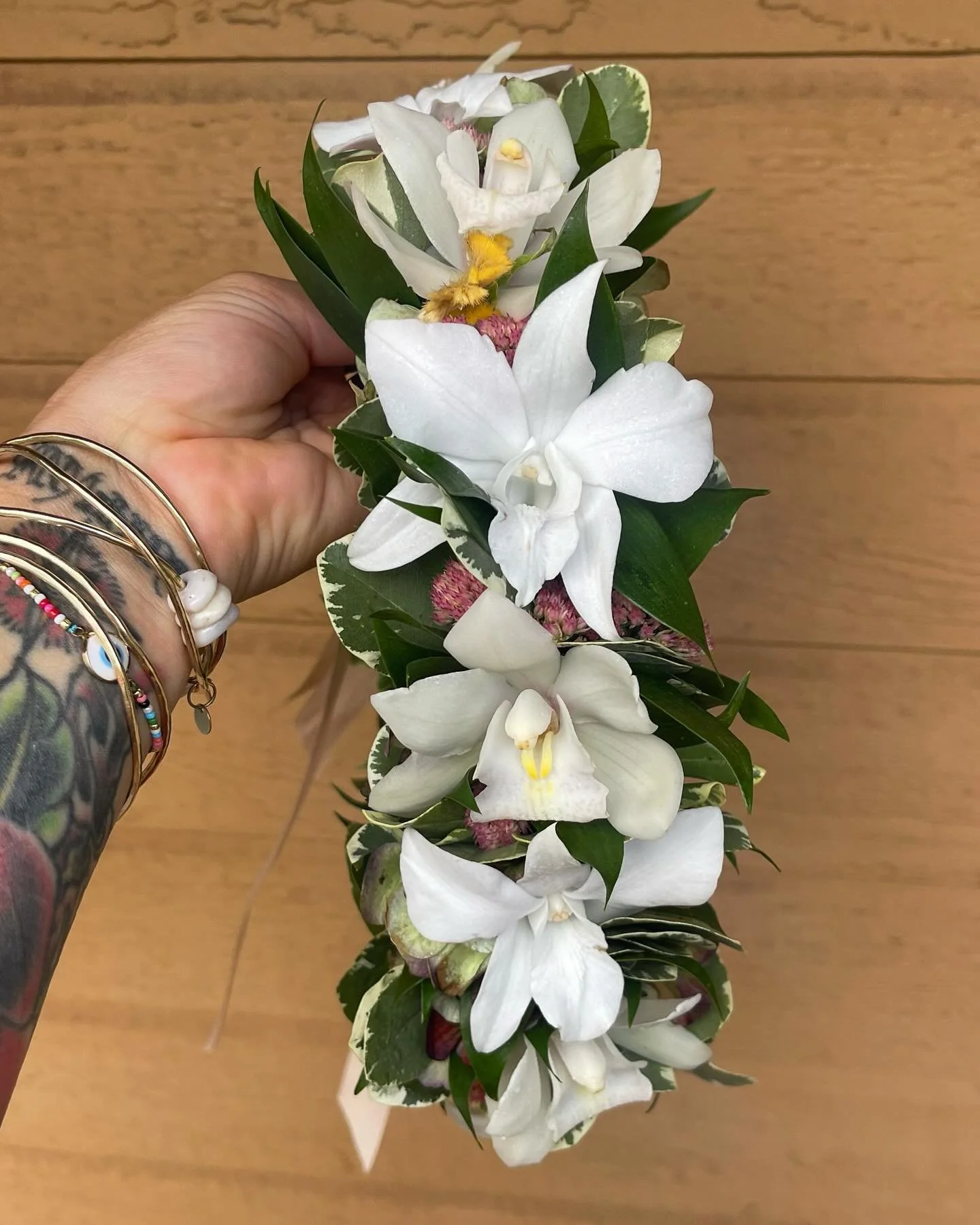 Fun textures for a hakulei ✨🤍
.
.
.
.
#flowercrown #celebrationlei #lulaleihawaii #hakuleimaui #flowermagic #floristmaui