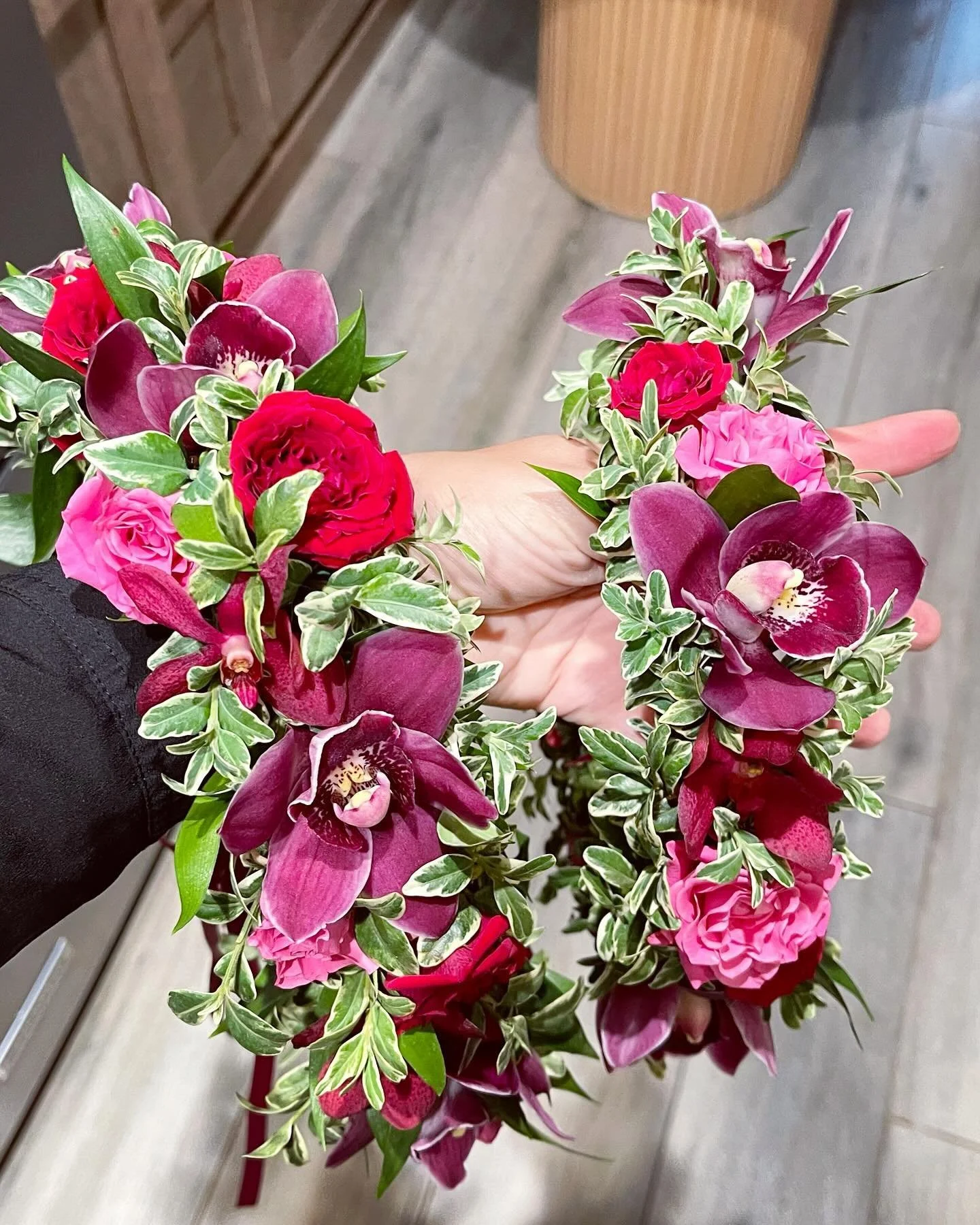 Matching mommy and me flower crowns to celebrate baby&rsquo;s first birthday! 
.
.
.
#hakulei #flowercrowns #hakuleimaui #haku #mauihawaii #mauiflowercrowns #lulaleihawaii