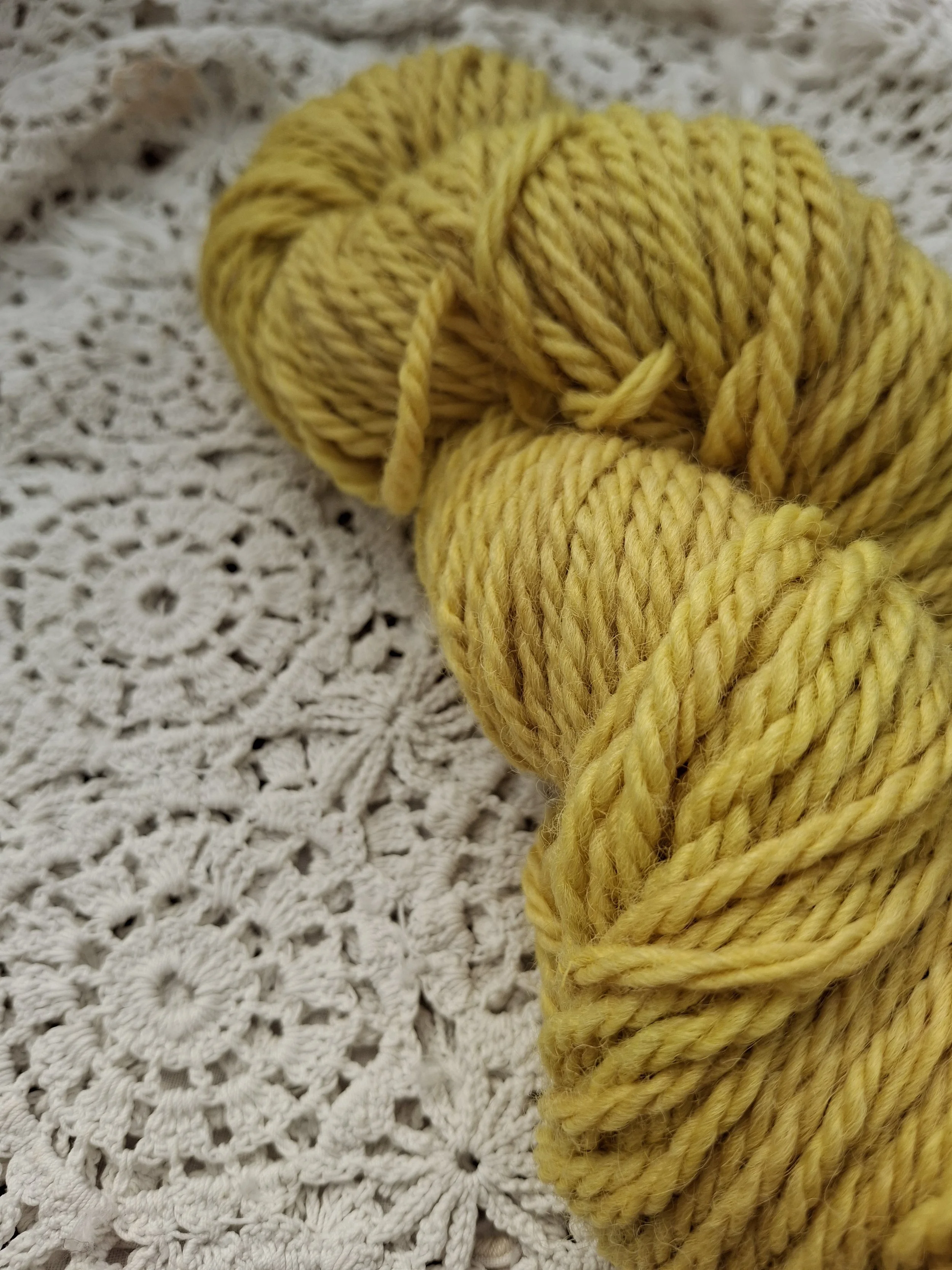 100% wool, chunky or 4 ply 100g yellow,, Dochen/docken/Rumex