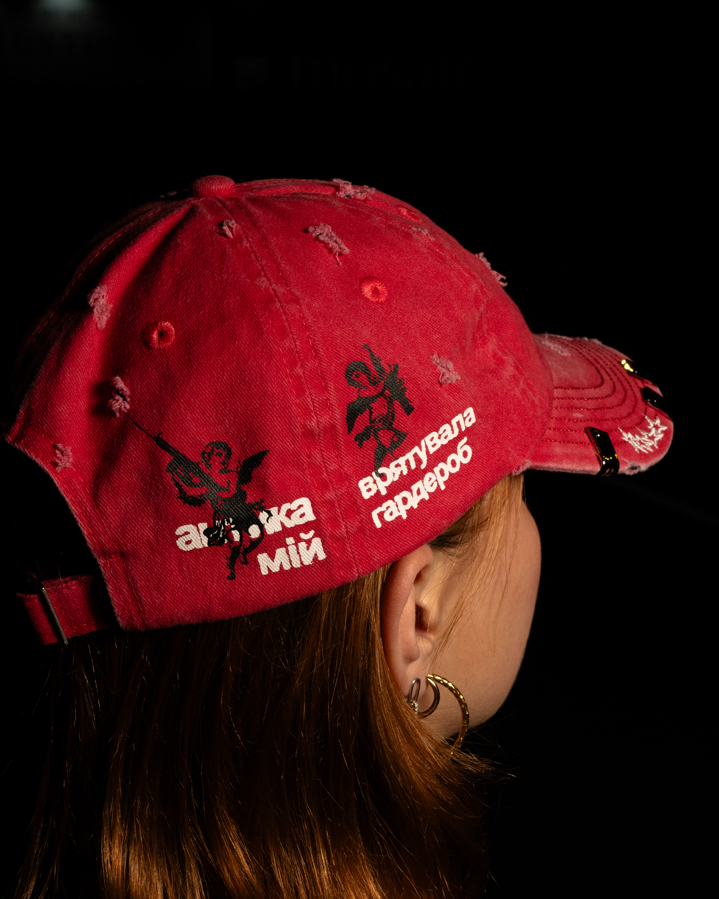 RED AHTNKA HAT on siena 2.png