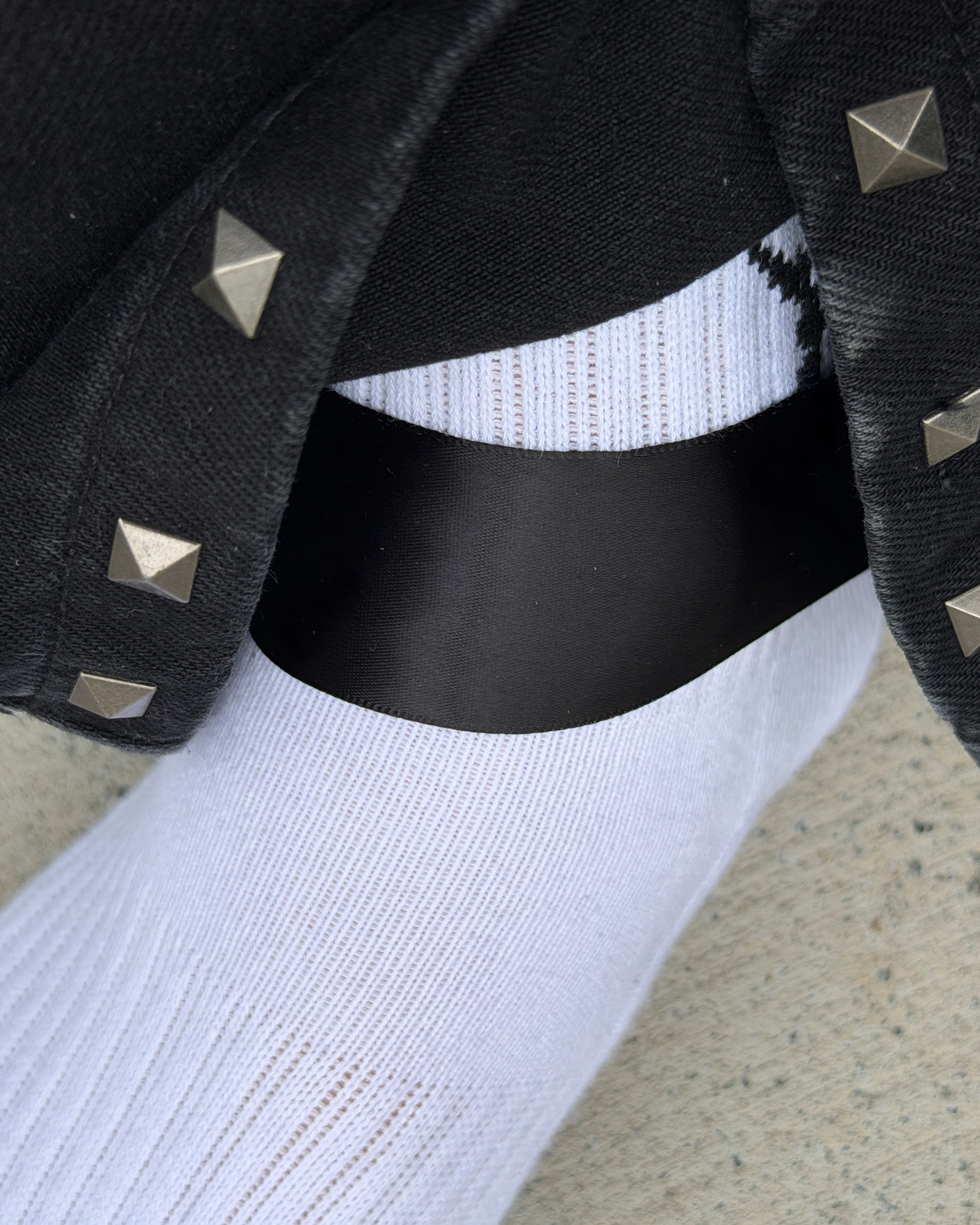 JEANS NODRAG band on foot.png