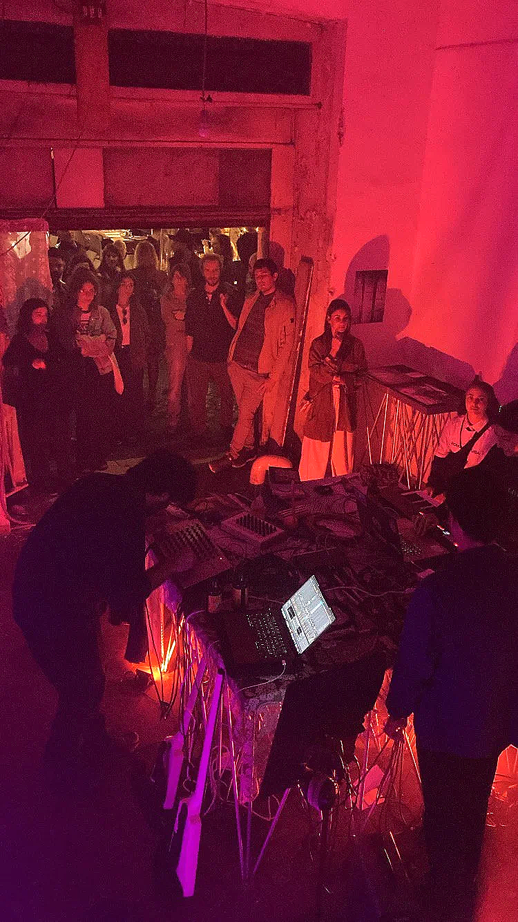 picture of Flavio Michele playing with Vieni Fortuna at Palazzo Nardini during Romadiffusa festival