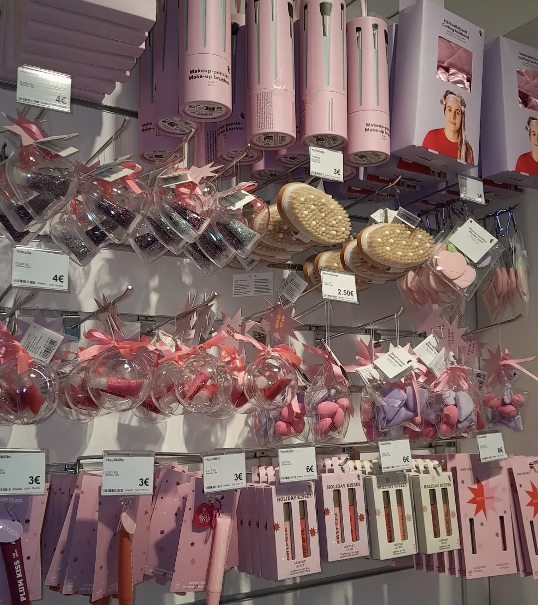 Nyt olis taas uusia aaaaaivan ihania kosmetiikkatuotteita!😍
L&ouml;ytyy valikoimaa meikkisiveltimist&auml; tekokynsiin asti! 
Psssssst! Huomaa my&ouml;s super s&ouml;p&ouml;t huulikiillot💋💄

@flyingtigerfi 
@taidetehtaanmyymalat 
@taidetehdas