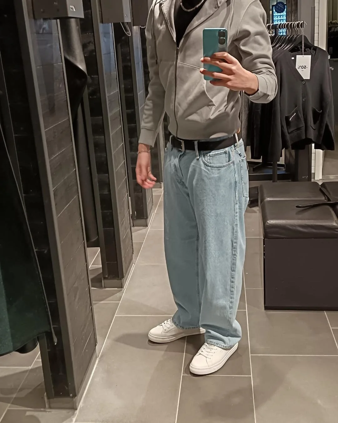 Sunnuntai ja kolmas adventti, jee! 🎄
Olemme auki t&auml;n&auml;&auml;n klo 12&ndash;16 ja meid&auml;n suosikkitarjous on tehnyt comebackin:
KAIKKI FARKUT JA HOUSUT osta 2, saat toisen -50 %! 🔥

#jackandjones #jackandjonesporvoo #jackandjonesjeans