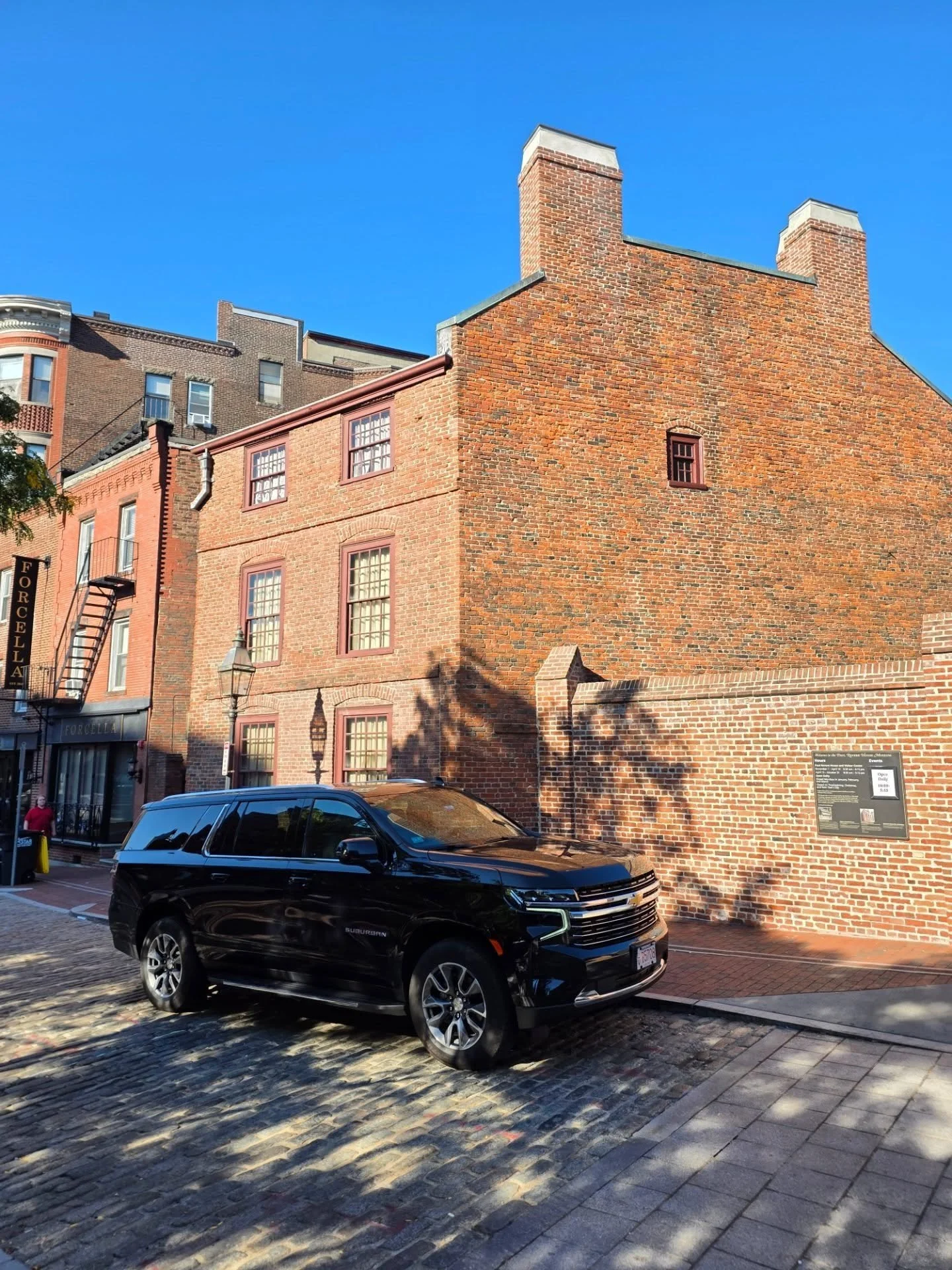 🚐✨ Touring Boston today with two wonderful clients! First stop: the historic Paul Revere House 🏠🇺🇸 &mdash; the oldest remaining structure in downtown Boston and the home of the legendary midnight rider himself.

Such a great way to kick off a day