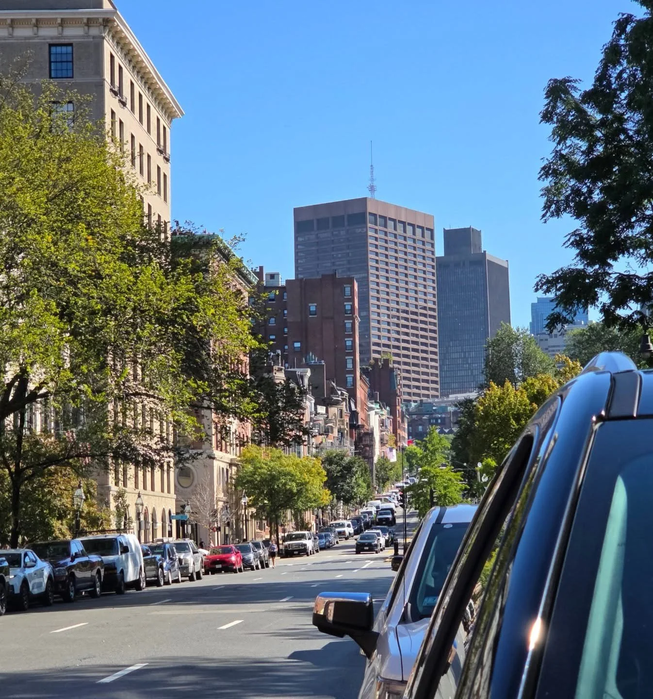 Stopped by Cheers 🍻 on today&rsquo;s Boston tour, with the beautiful backdrop of Beacon Hill just behind us 🏙️✨. Doesn&rsquo;t get more classic Boston than this!

#beaconhill #cheersboston #bostontours #shuttleuptransportation
#boston