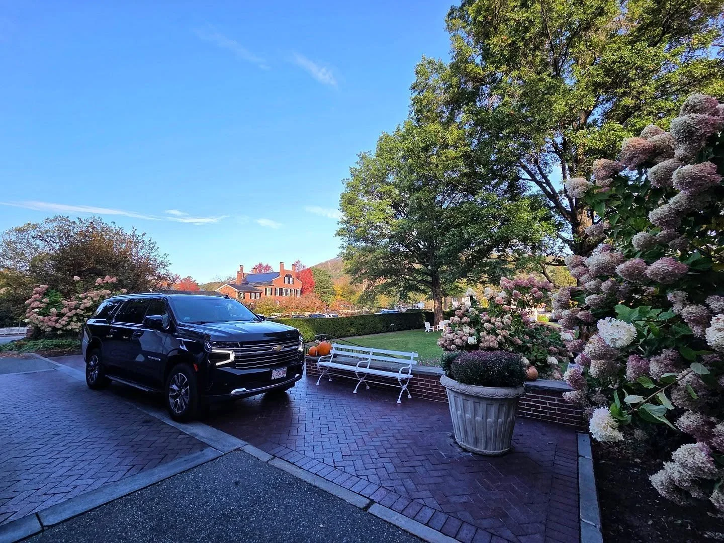 🍁 Vermont&rsquo;s fall colors never disappoint! Today we are in Woodstock, VT, picking up VIP clients and heading to Logan. Nothing beats combining luxury travel with breathtaking foliage. 🚘✨

#shuttleuptransportation #luxurytravel #vermontfoliage 