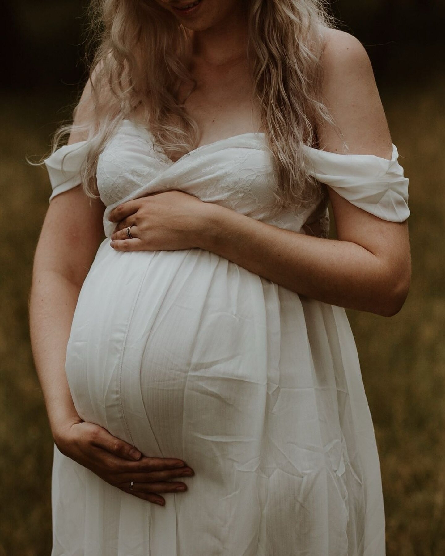 Feiere deine Schwangerschaft und halte sie auf wundersch&ouml;nen Bildern fest! ✨

#maternityphotography #pregnancy #momtobe #motherhood #babybauchshooting #pregnantstyle #maternity #schwangerschaftsshooting #babybauch #schwanger2024 #babybelly #baby