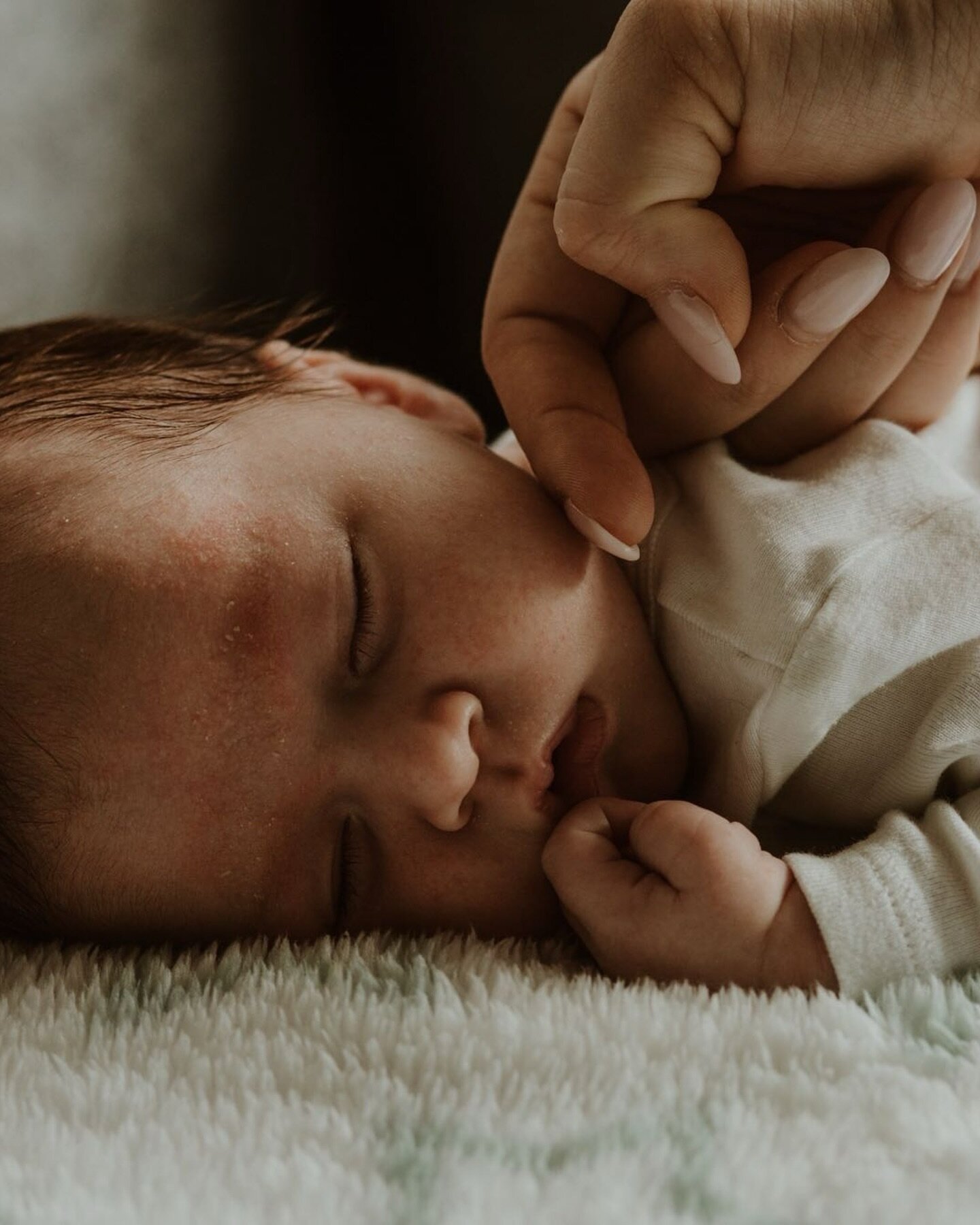 Newborn moments captured in the comfort of your home

#lookslikefilm #motherhood #familyphotographer #familienfotograf #babygirl #babyboy #belovedstories #familysession #familienshooting #feelingmotherhood #parents #newborn #archipelagopresets #neuge