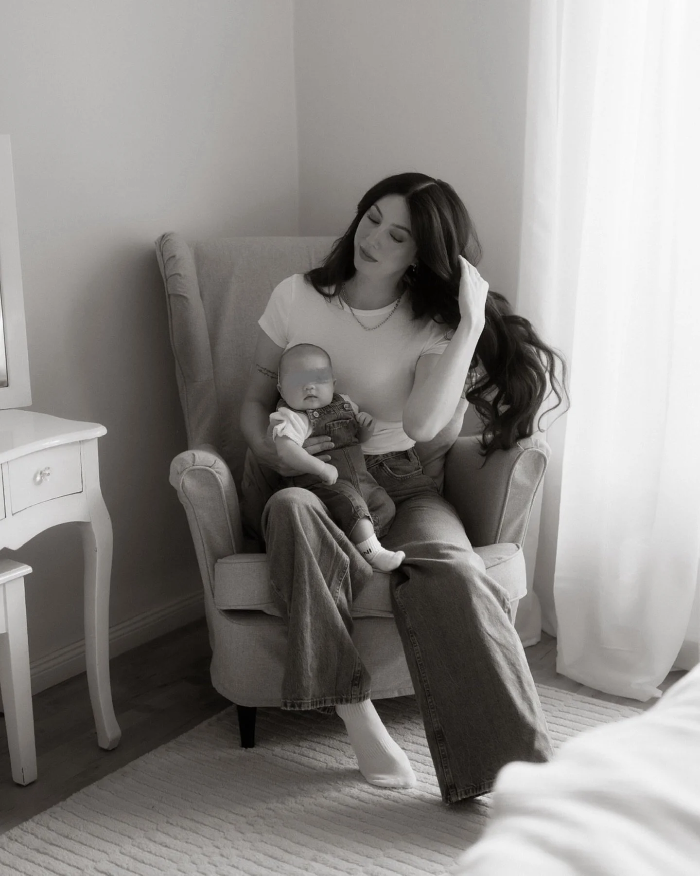 Some days you wish you could go back in life. Not to change anything, but to feel a few things twice. 🤍

#lookslikefilm #motherhood #familyphotographer #familienfotograf #mommytobe #belovedstories #familienfotografd&uuml;sseldorf#storytellingphotogr