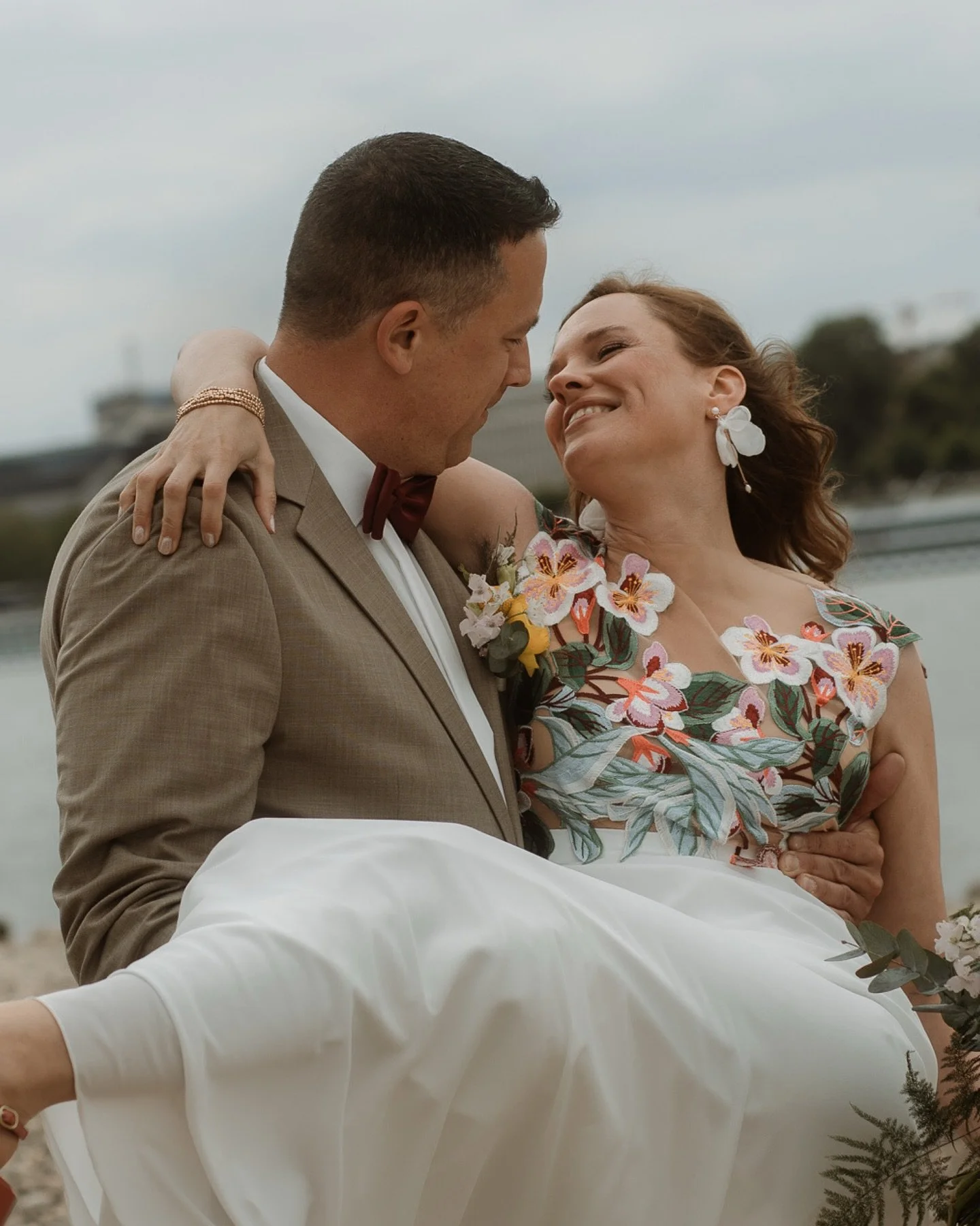 Der First Look ist ein besonderer Moment, in dem die Welt kurz still steht und nur ihr beide z&auml;hlt. Es ist die perfekte Gelegenheit, sich nochmal kurz Zeit zu zweit zu nehmen, bevor der Trubel des Hochzeitstages beginnt. 
Ich liebe es diese Auge