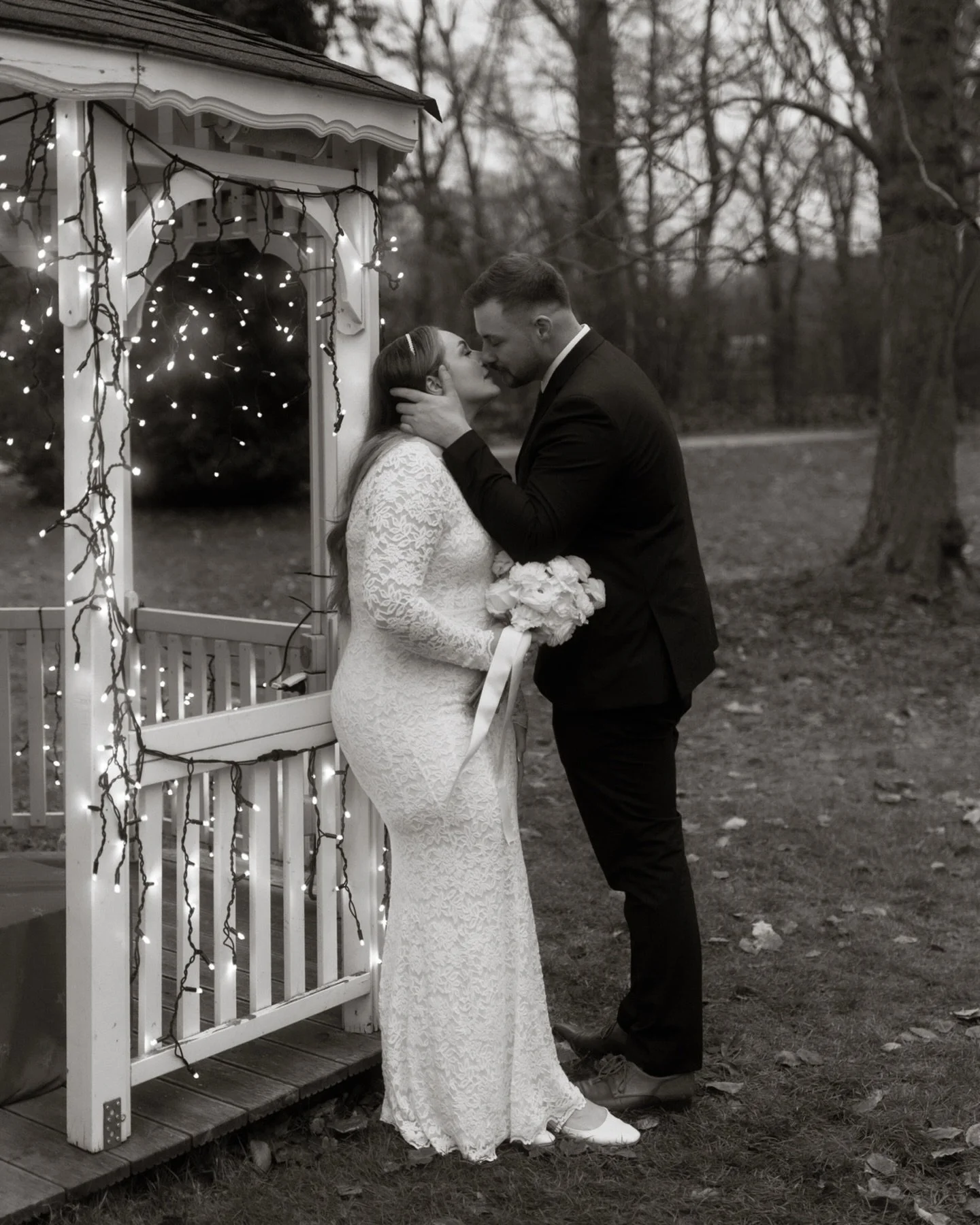 Im Dezember durfte ich die standesamtliche Trauung von I&amp;A in den historischen Mauern von @schloss.hertefeld  begleiten. Nur die engsten Menschen, ganz viel Gef&uuml;hl und eine Atmosph&auml;re, die man nicht inszenieren kann.

Ich freue mich seh