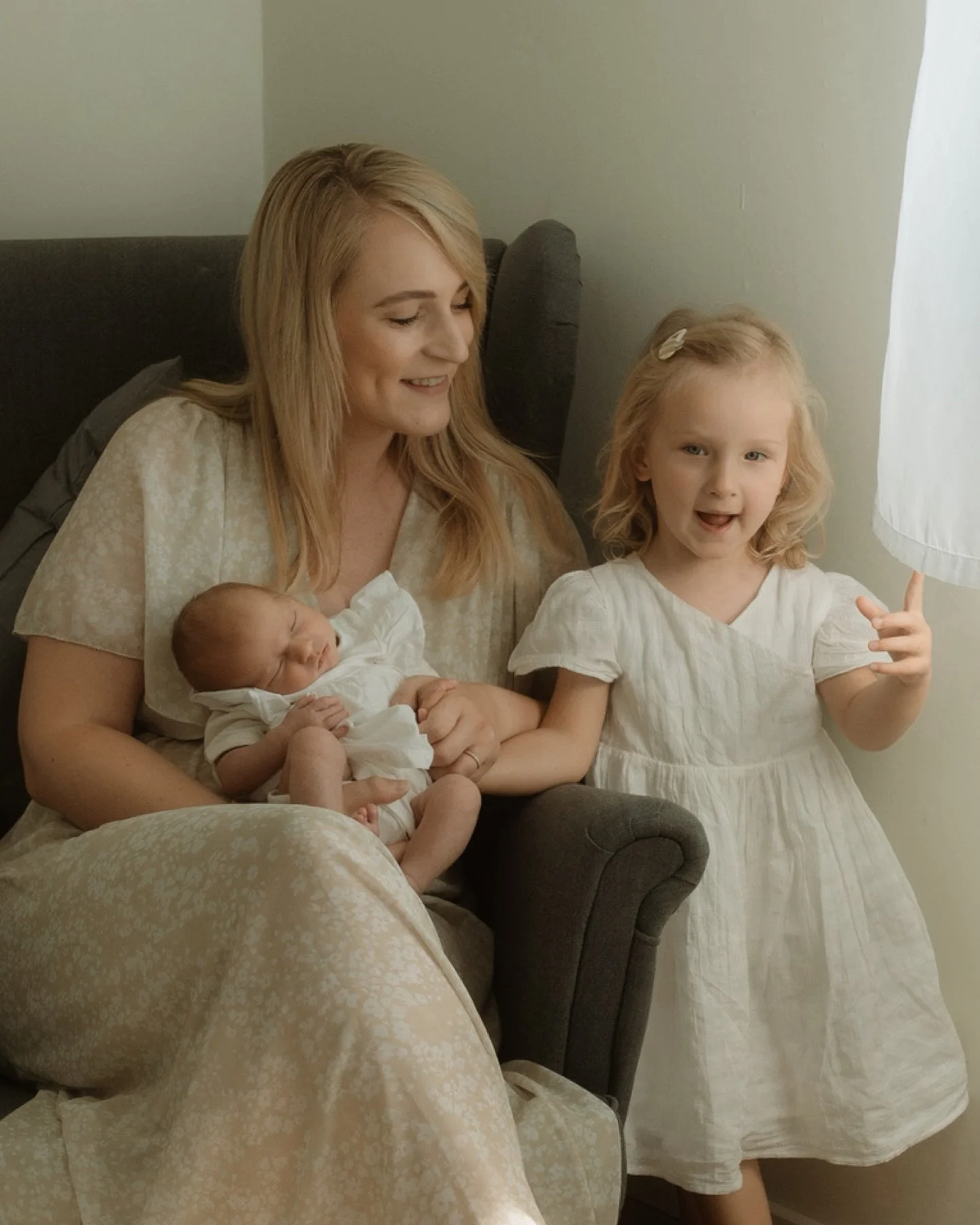 Ein bisschen Chaos im Wohnzimmer, ein verschlafenes Baby, eingekuschelt in Mamas Armen.
Ein kleines Geschwisterchen schleicht neugierig dazu, gibt einen vorsichtigen Kuss &ndash; und pl&ouml;tzlich ist da dieser Moment, den man nicht planen kann.
Kei