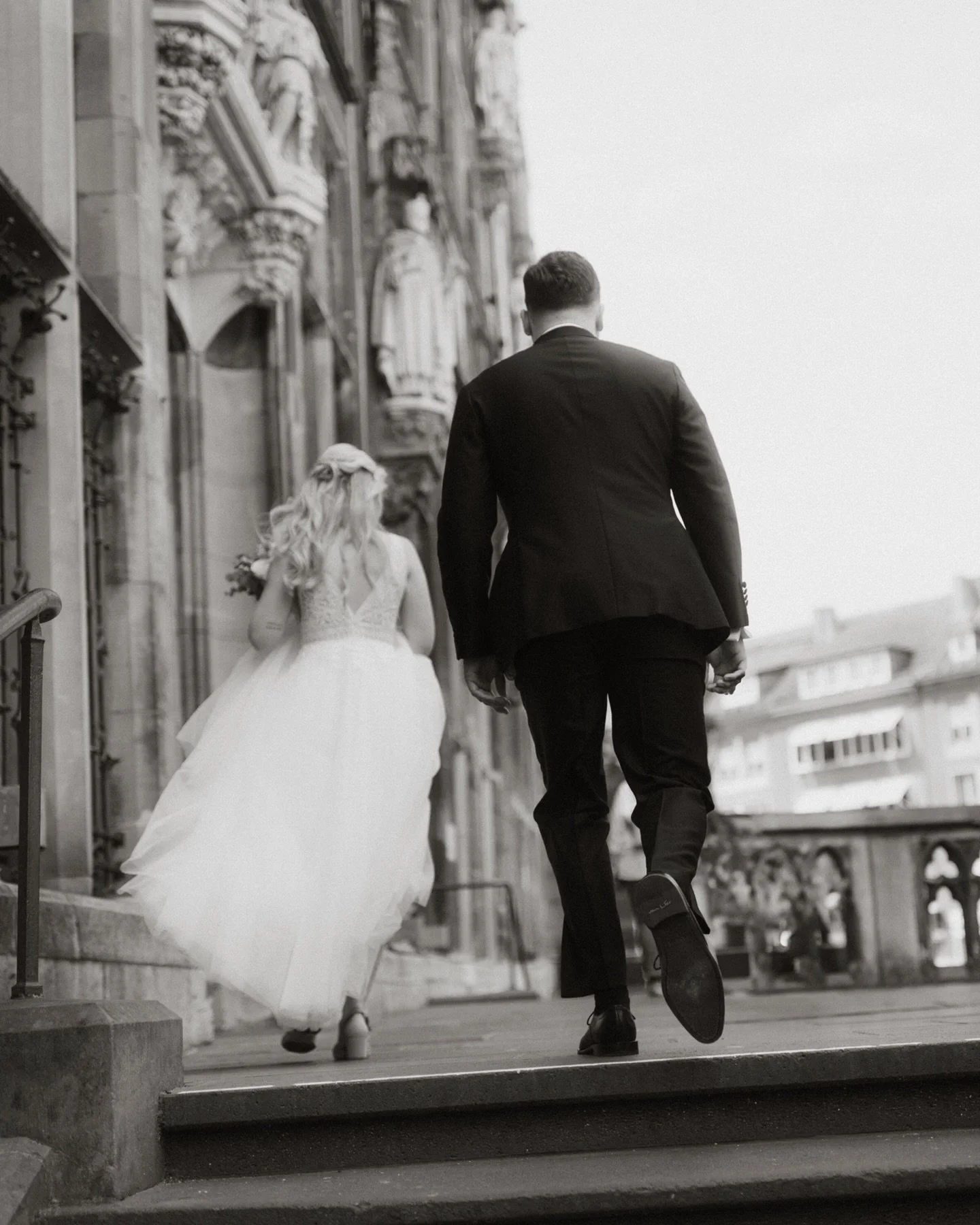 Vor knapp einem Jahr durfte ich diese wundersch&ouml;ne standesamtliche Trauung im wei&szlig;en Saal des historischen Aachener Rathauses im engsten Kreis fotografieren. 🤍

#hochzeitsfotografnrw #hochzeitsfotografd&uuml;sseldorf #hochzeitsfotograf #s