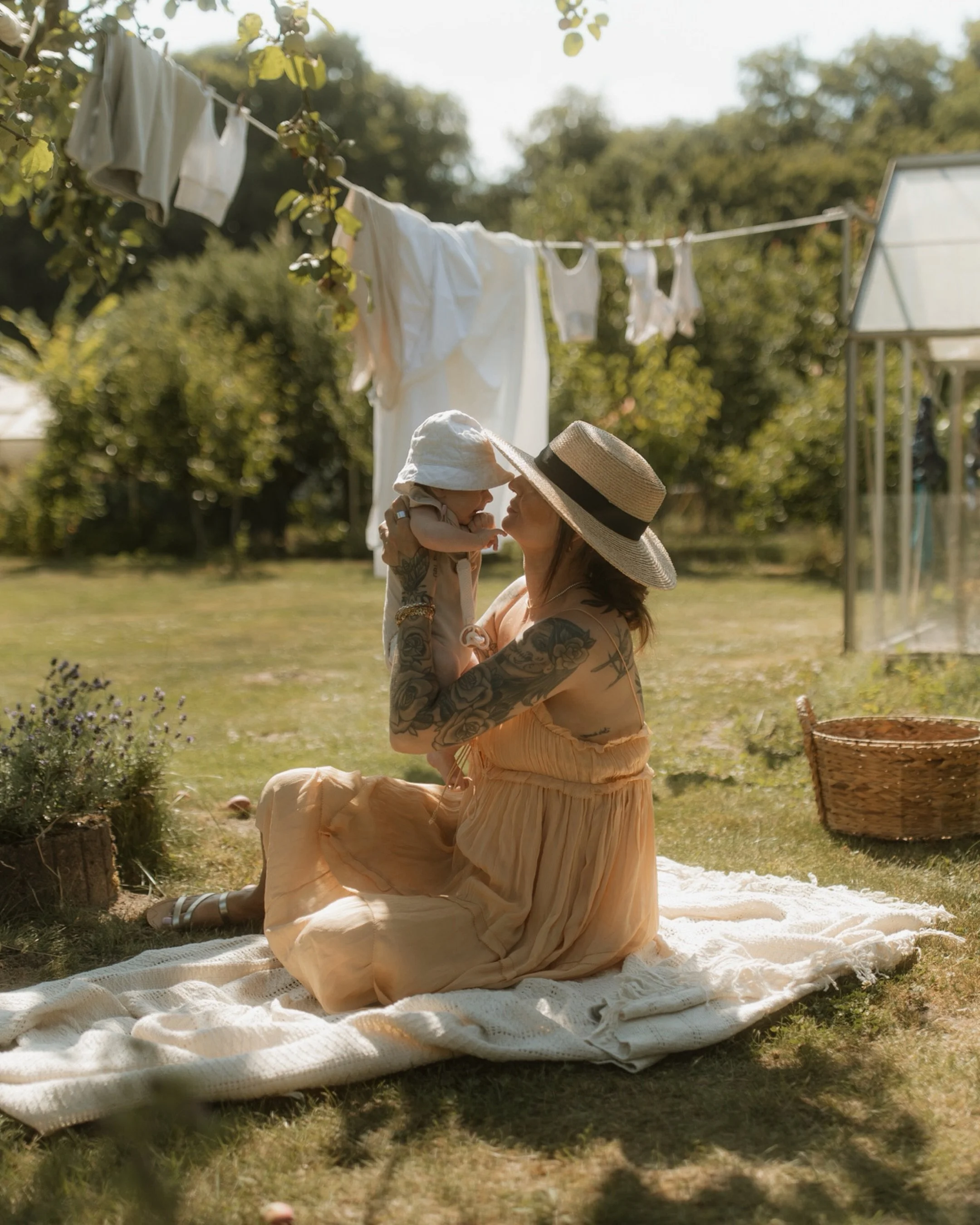 Manchmal sind es die ganz gew&ouml;hnlichen Momente, die sp&auml;ter die wertvollsten Erinnerungen werden. 🤍

Eine Mama, ihr Baby und ein Nachmittag im Garten. Frische W&auml;sche, die im Sommerwind tanzt. Kleine F&uuml;&szlig;chen, die noch nie &uu