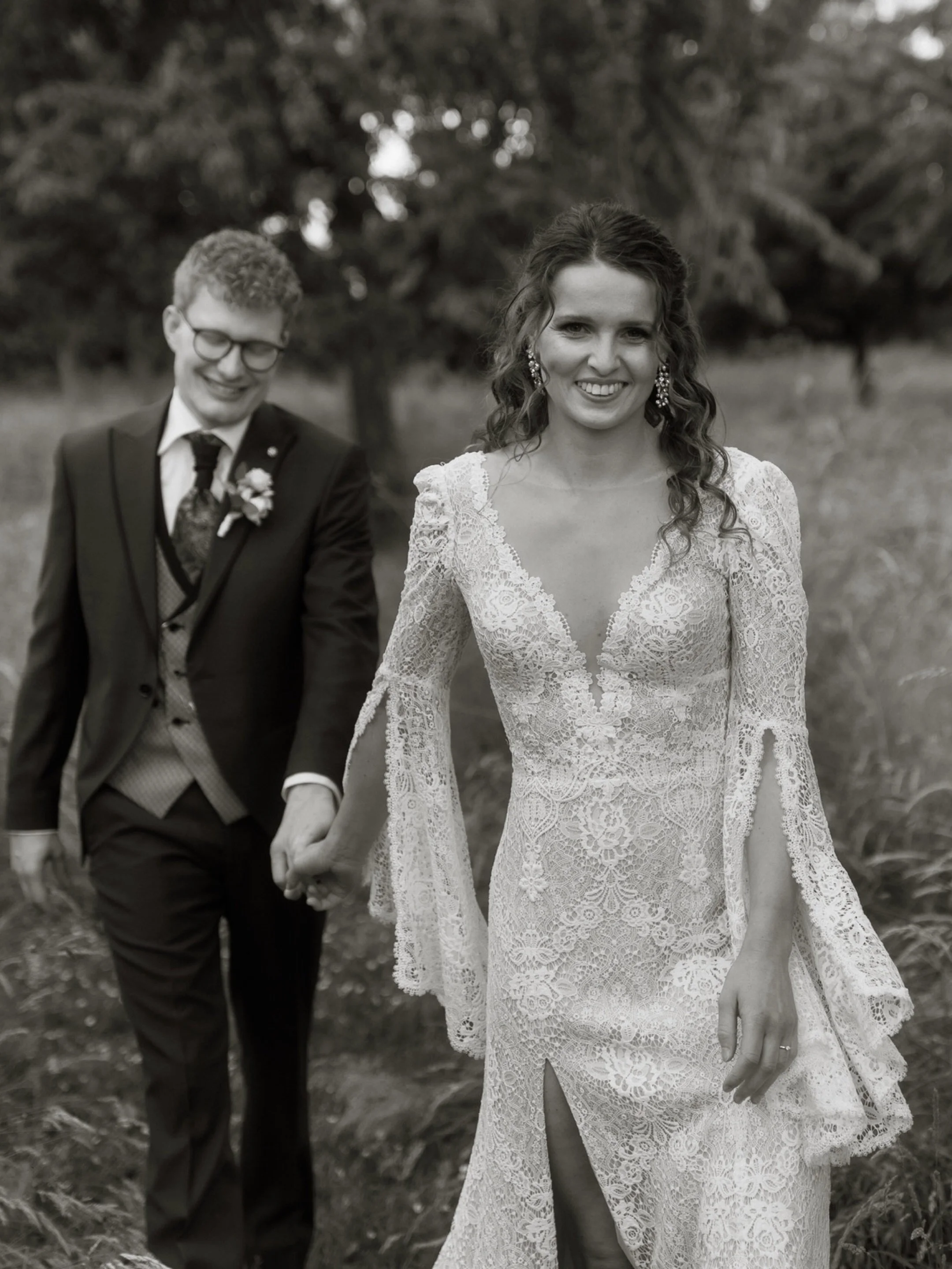 Was bleibt, wenn der Hochzeitstag vorbei ist?

Die Ringe. Die Erinnerungen.&nbsp;
Und die Bilder, die euch all diese kleinen Momente wieder zur&uuml;ckbringen.&nbsp;

Die Hochzeit von M&amp;C durfte ich vom Getting Ready bis zur ausgelassenen Party a