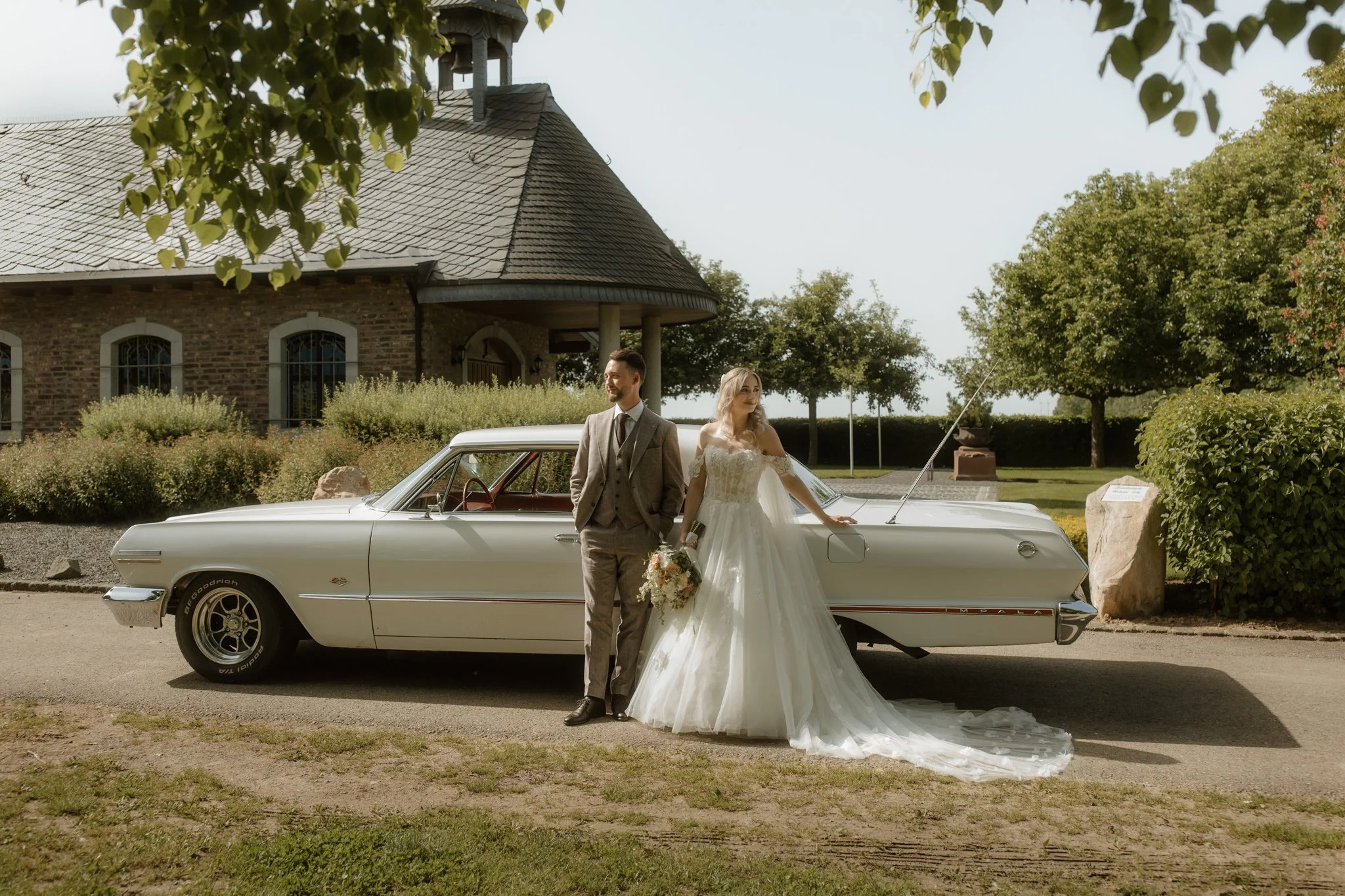 brautpaarshooting mit Oldtimer Chevrolet impala