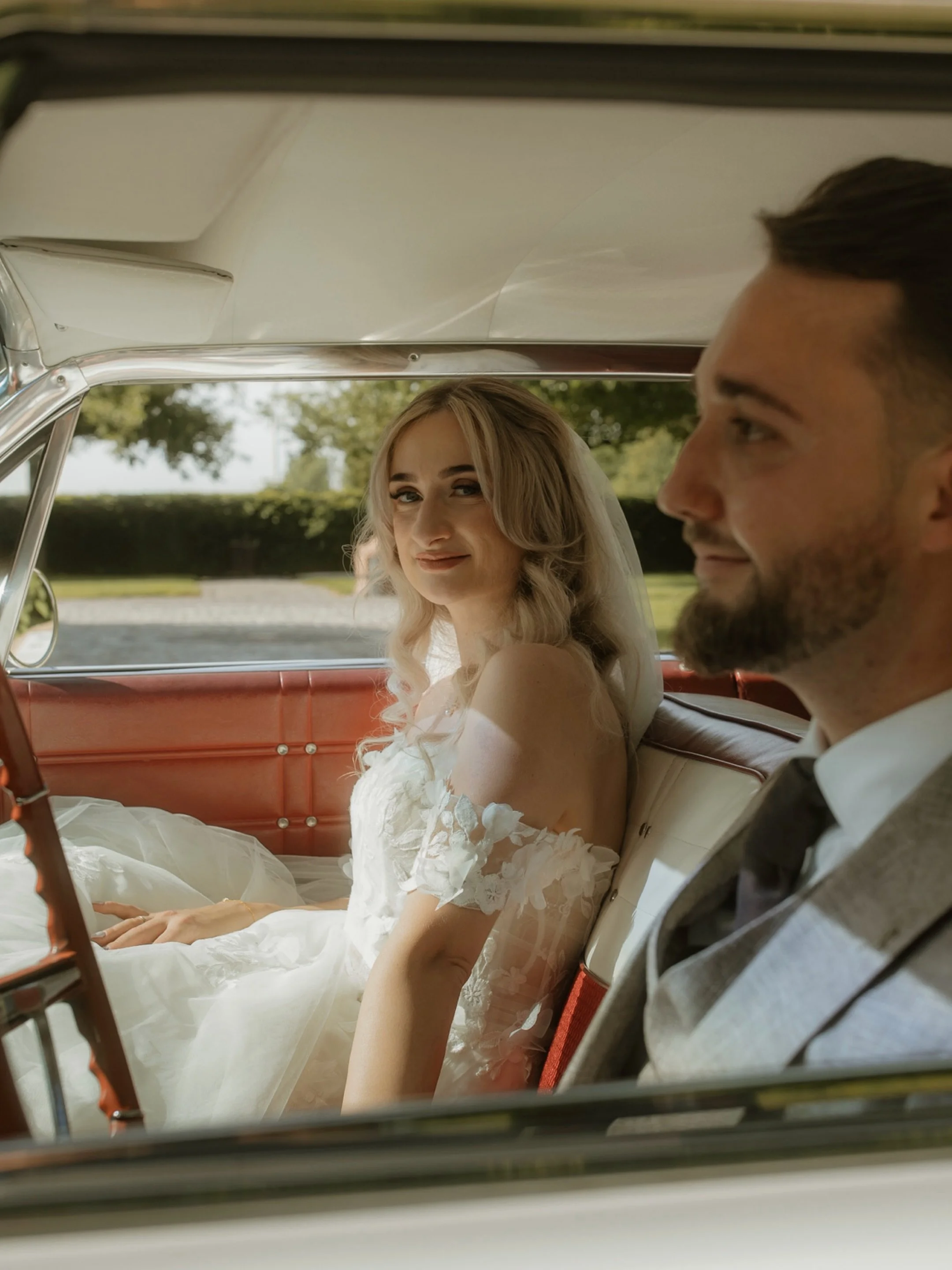 Manche Hochzeitstage f&uuml;hlen sich vom ersten Moment ganz besonders an. Nicht, weil alles perfekt geplant sein muss, sondern weil die kleinen Augenblicke, die Menschen und die Stimmung einfach zusammenpassen.

Vom Getting Ready der Braut, &uuml;be