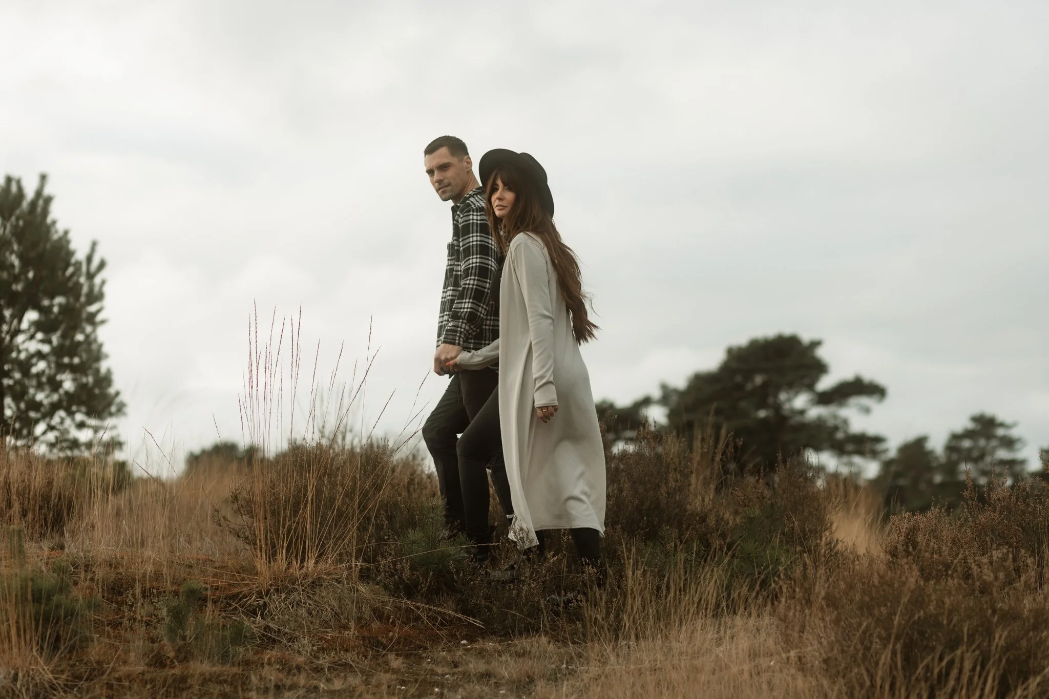 Paarfotos in der heide im winter