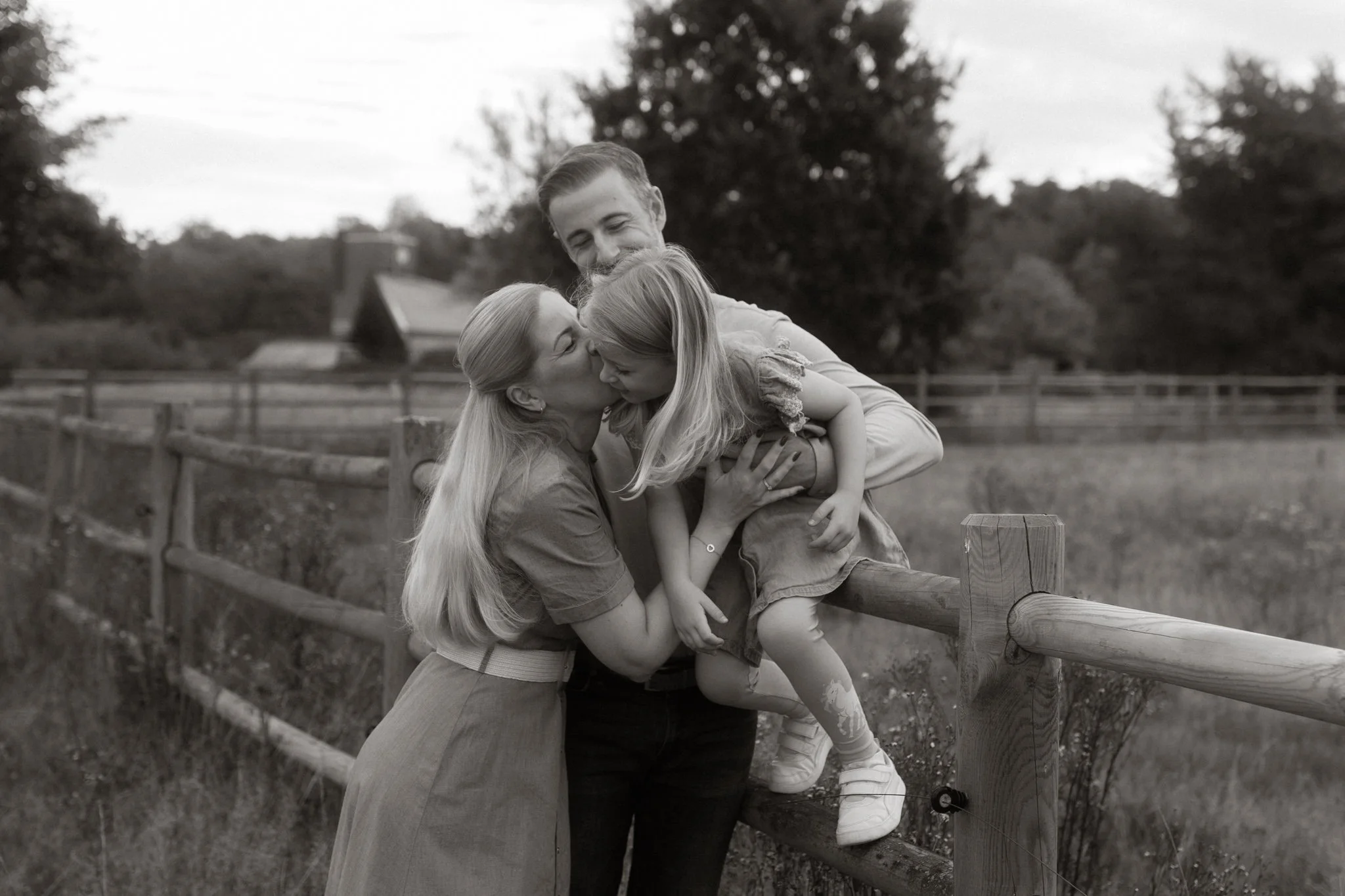 familie im spätsommer in der heide