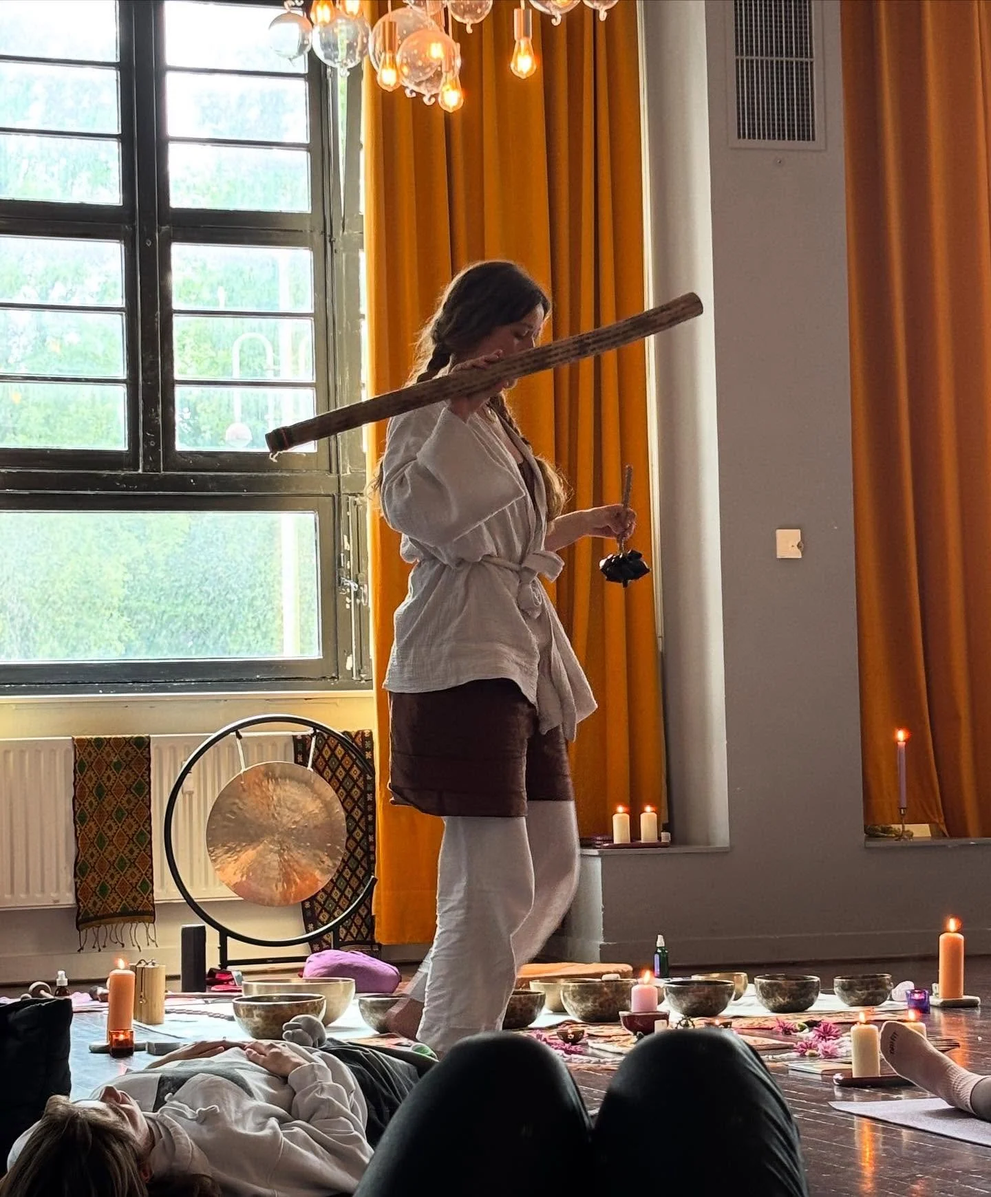 English below. Vandaag was mijn lieve papa bij mij in de sound healing praktijk bij @demeditatietuin voor een klankmeditatie. Het bracht me terug naar de tijd dat ik via hem voor het eerst in aanraking kwam met meditatie, toen hij destijds mediteerde