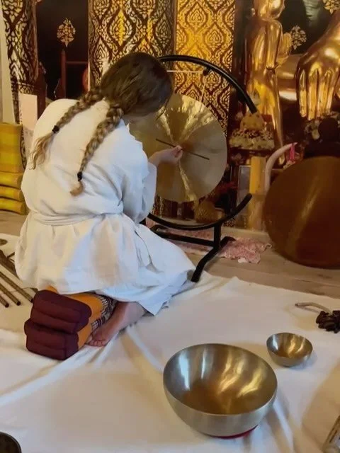 English below. Vandaag kwamen drie lieve collega&rsquo;s met elkaar een klankmeditatie ervaren bij de praktijk 🤎

Met collega&rsquo;s samen een klankmeditatie ervaren betekent dat je even uit de werkmodus mag stappen en elkaar op een nieuwe laag lee