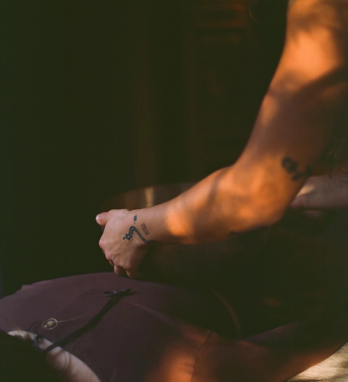 Over mijn werkwijze: luisteren, voelen en gericht ondersteunen🤎

In de Sound Healing Praktijk zie ik veel verschillende thema&rsquo;s voorbij komen zoals hoofdpijn en migraine, buikklachten, hormonale disbalans, angst en onrust, stress, burn-out of 