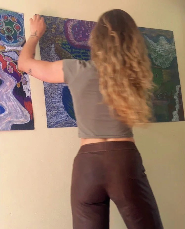 Vandaag maakte ik twee oliepastel-tekeningen af waar ik de afgelopen dagen aan zat, tussen werk en de praktijk door. Wederom vol beweging en kleur. Een reflectie van het innerlijk leven. De slaapkamer wordt steeds gezelliger zo🤍