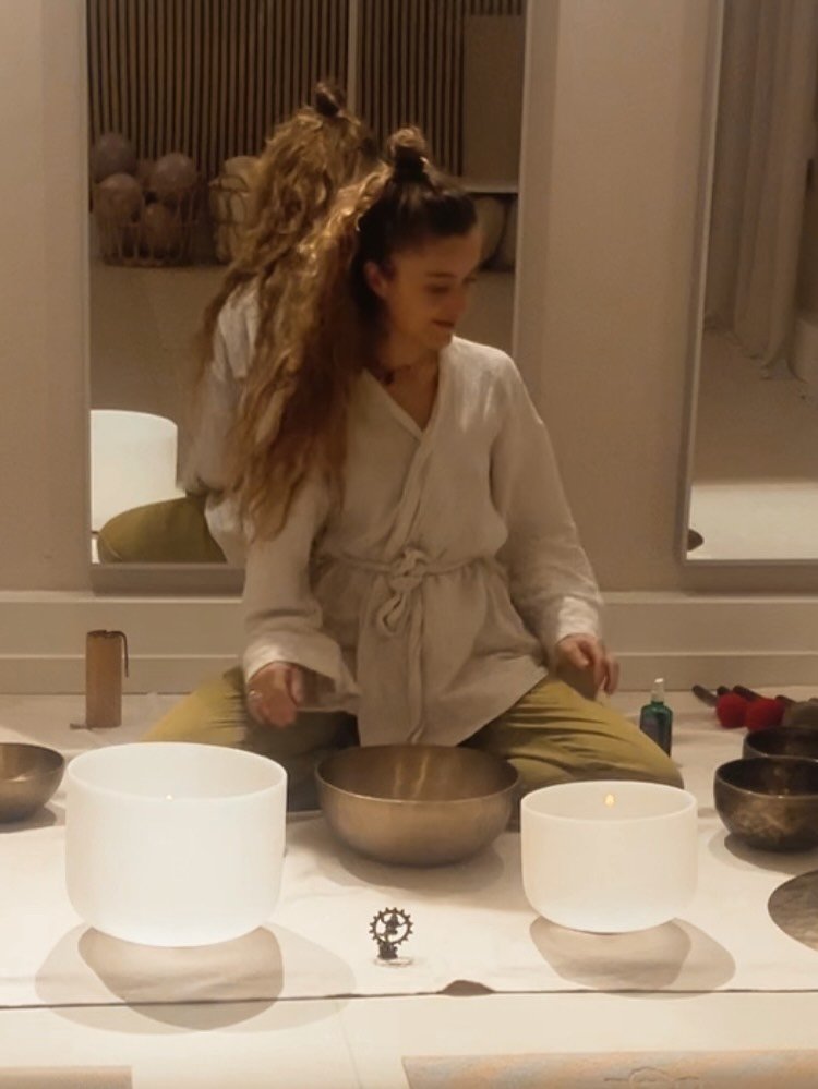 A private sound meditation for a group of six men this week in this beautiful studio. 

In their friend group, each person organizes a monthly activity, and this time one of them reached out to experience this together. I always love it when men come