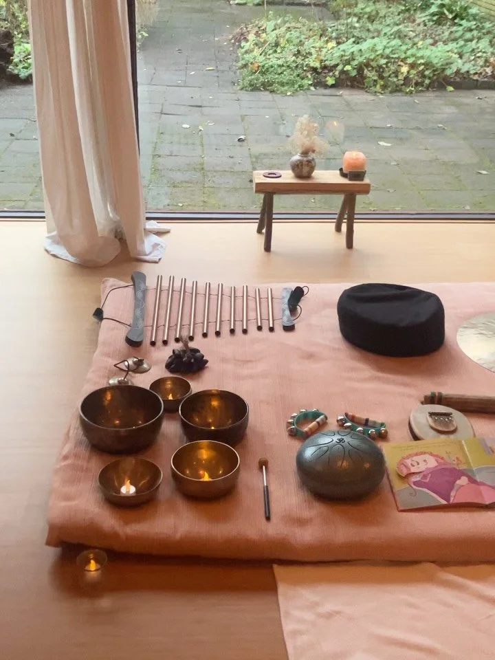 Kids sessies bij de praktijk🤎 

Zo blij met de nieuwe ruimte erbij. Lieve kids die langskomen om samen klank te ontdekken en te exploreren. Samen tekenen. Glitters. Concerten geven aan het kerstmannetje, ook wel gekke henkie genoemd door een van de 