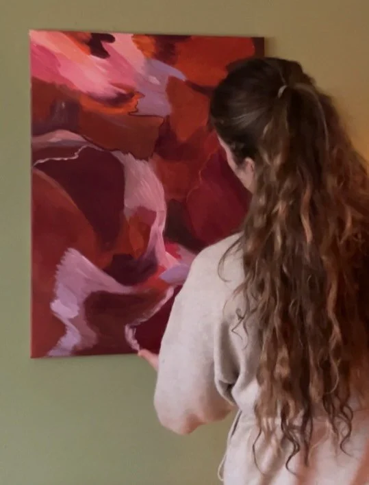 Deze maand werkte in aan vier schilderijen, waaronder deze. Ze hangt bij ons in de woonkamer. De schilderijen worden steeds groter en ik ben nog steeds zo blij dat ik mijn liefde voor schilderen en tekenen weer heb terug gevonden dit jaar. 🤎