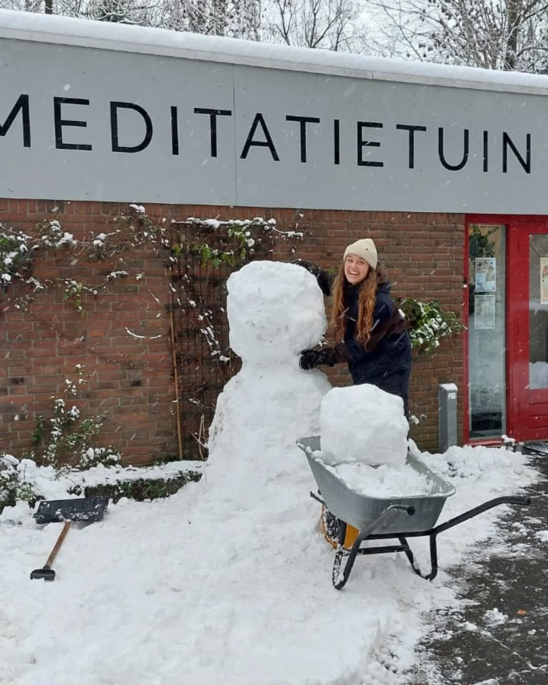 Winterpret bij de praktijk met lieve collega Chris! 🤍🤍🤍🤍❄️❄️❄️❄️❄️❄️❄️ @demeditatietuin. De omgeving van het park is zo magisch tijdens deze dagen! ❄️🤍 

Missie volledig geslaagd!! 😍