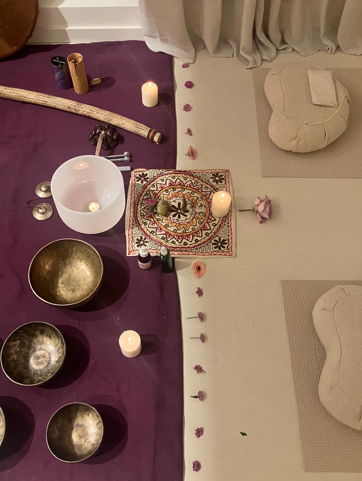 Yesterday I guided two sound meditations 🌺🤎

One private group session for three lovely women who work together, and afterwards a beautiful group of seven women.All held in this peaceful studio 🌺

Would you like to experience a session together wi