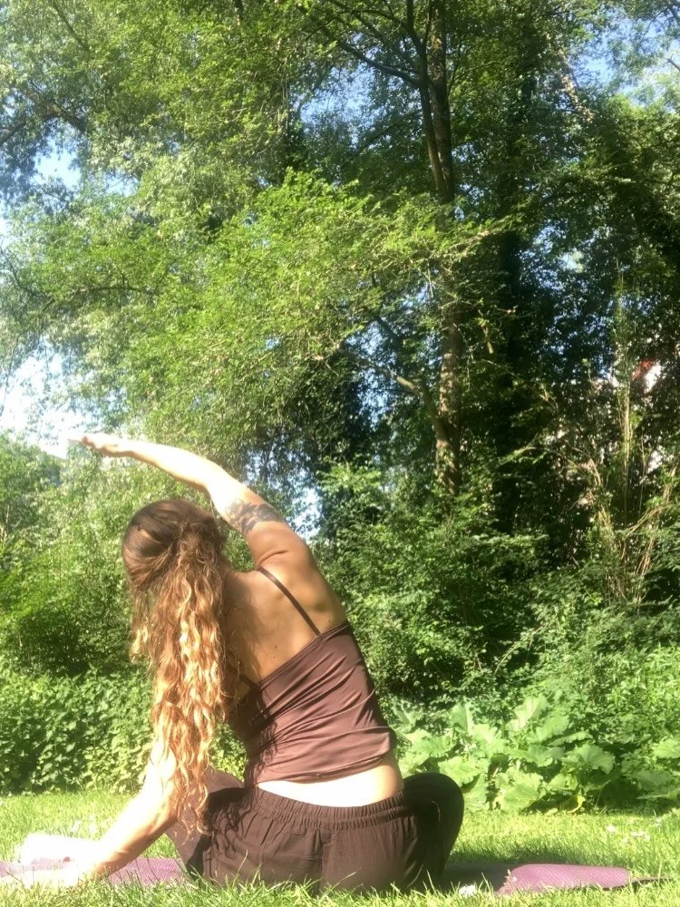 Yoga buiten met m&rsquo;n kleintje in m&rsquo;n buik, boekjes lezen in het park tijdens de zomer ochtenden, bram hard aan het klussen ons huis en ochtenden bij de klankpraktijk 🧘&zwj;♀️🌱🌺🌼🤍🌞