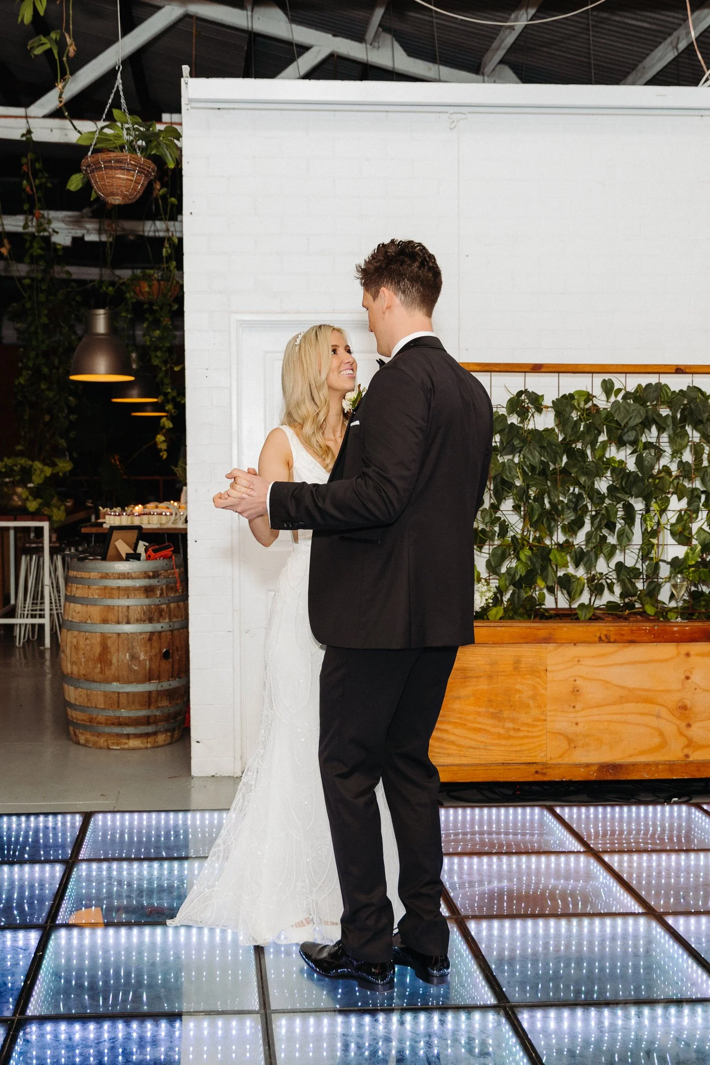 Kellie & Sam Sneak-Peak 2160px-38.jpg