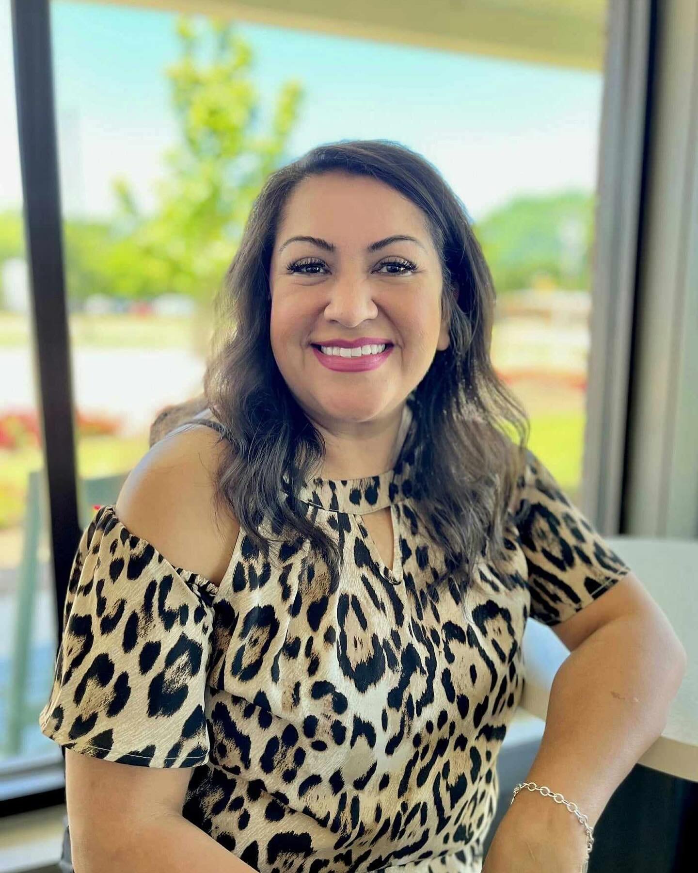 Join us in honoring the outstanding leadership and unwavering commitment of Nelly Tobar as she marks her 5-year anniversary as our Contact Lens Director🎉🎉5️⃣! We love you Nelly and are so proud to celebrate you today🩷😎!